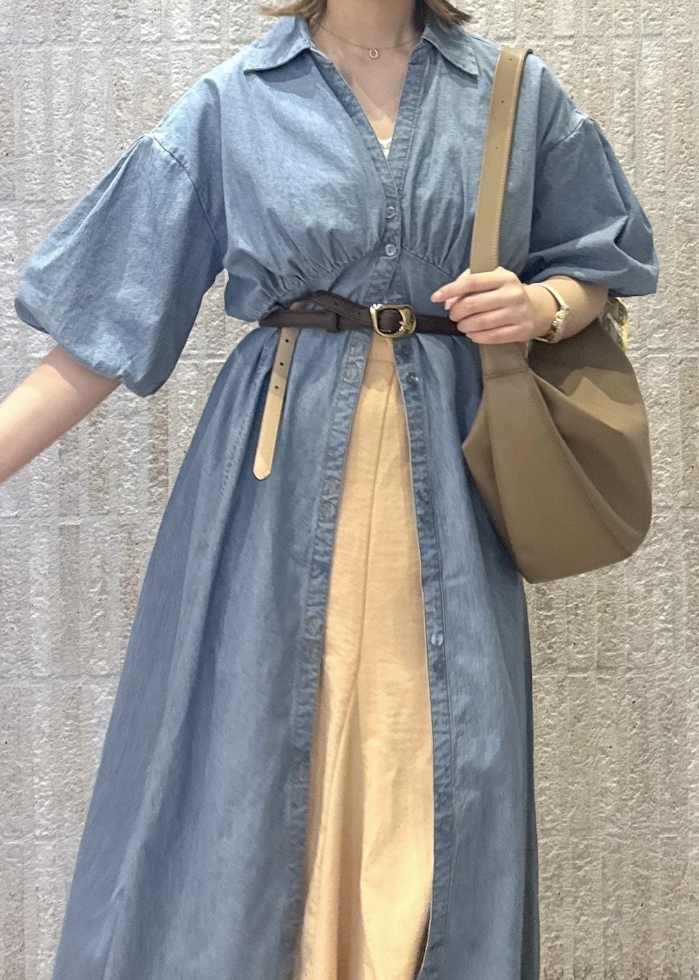 「シャーリング、キャミワンピース、デニム、パフスリーブ、ロング、シワ防止、バックリボン、ウエストマーク、ローファー、ヒール、ショルダー、初春コーデ、春コーデ、初夏コーデ、夏コーデ」｜「VISの18mm幅ニュアンス変形ベルト（ベルト、ブラウン系）」を使った、あおいさん（レディース・158cm）の春コーディネートの5枚目の写真