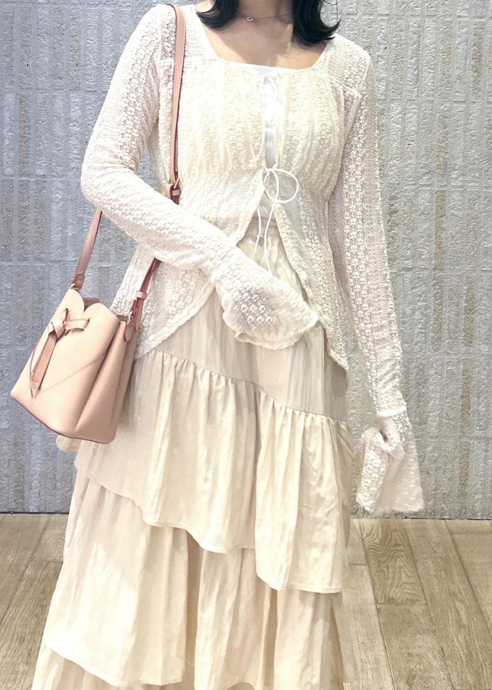 「カーディガン、フリル、レース、ブラウス、カップ付きインナー、シルバー、ハートバック、ハート、ティアード、オフホワイト、ティアードスカート、初秋コーデ、秋コーデ、デートコーデ、お出かけコーデ」｜「Juzeの【ご好評につき追加生産】ビッグリボンパンプス（パンプス、シルバー系）」を使った、あおいさん（レディース・158cm）の秋コーディネートの5枚目の写真