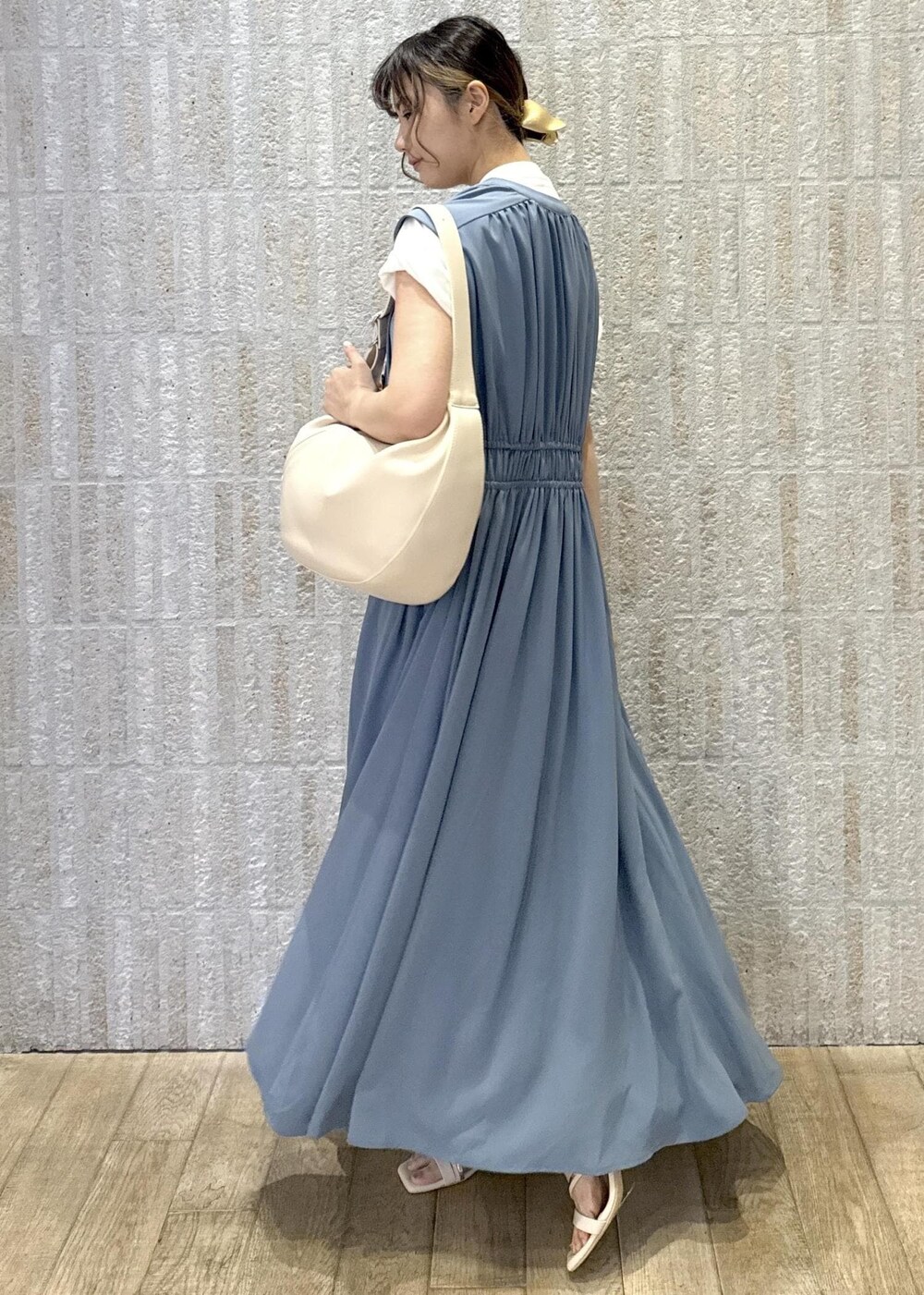 「ロゴ、ジレ、ロング、フラワー、洗える、シワ防止、初春コーデ、春コーデ、初夏コーデ、夏コーデ、デートコーデ、お出かけコーデ、旅行コーデ、女子会コーデ、レイヤード」｜「VISのフロント斜めポケットショルダー（ショルダーバッグ、ホワイト系）」を使った、あおいさん（レディース・158cm）の春コーディネートの2枚目の写真