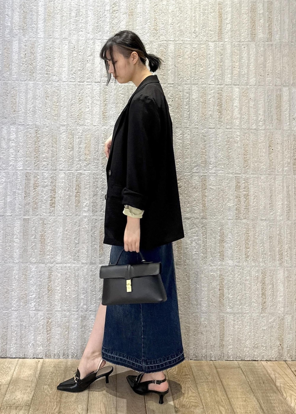 「ジャケット、接触冷感、洗える、ラメ、シアー、インナー、グリーン、花柄、スカーフ、デニム、Ｉライン、ヒール、ワンハンドル、2way、初春コーデ」｜「VISの【2WAY】ひねり金具ワンハンドルミニショルダーバッグ（ショルダーバッグ、ブラック系）」を使った、あおいさん（レディース・158cm）の春コーディネートの2枚目の写真