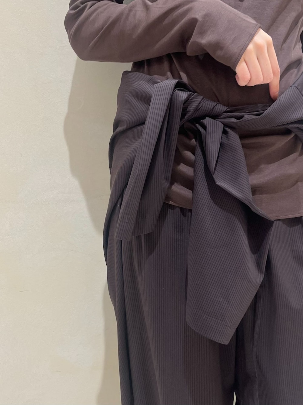 ブラウン系のその他パンツ、ブラウン系のシャツ/ブラウス、ブラウン系のTシャツ/カットソーを着用したレディースの夏コーディネートの6枚目の写真