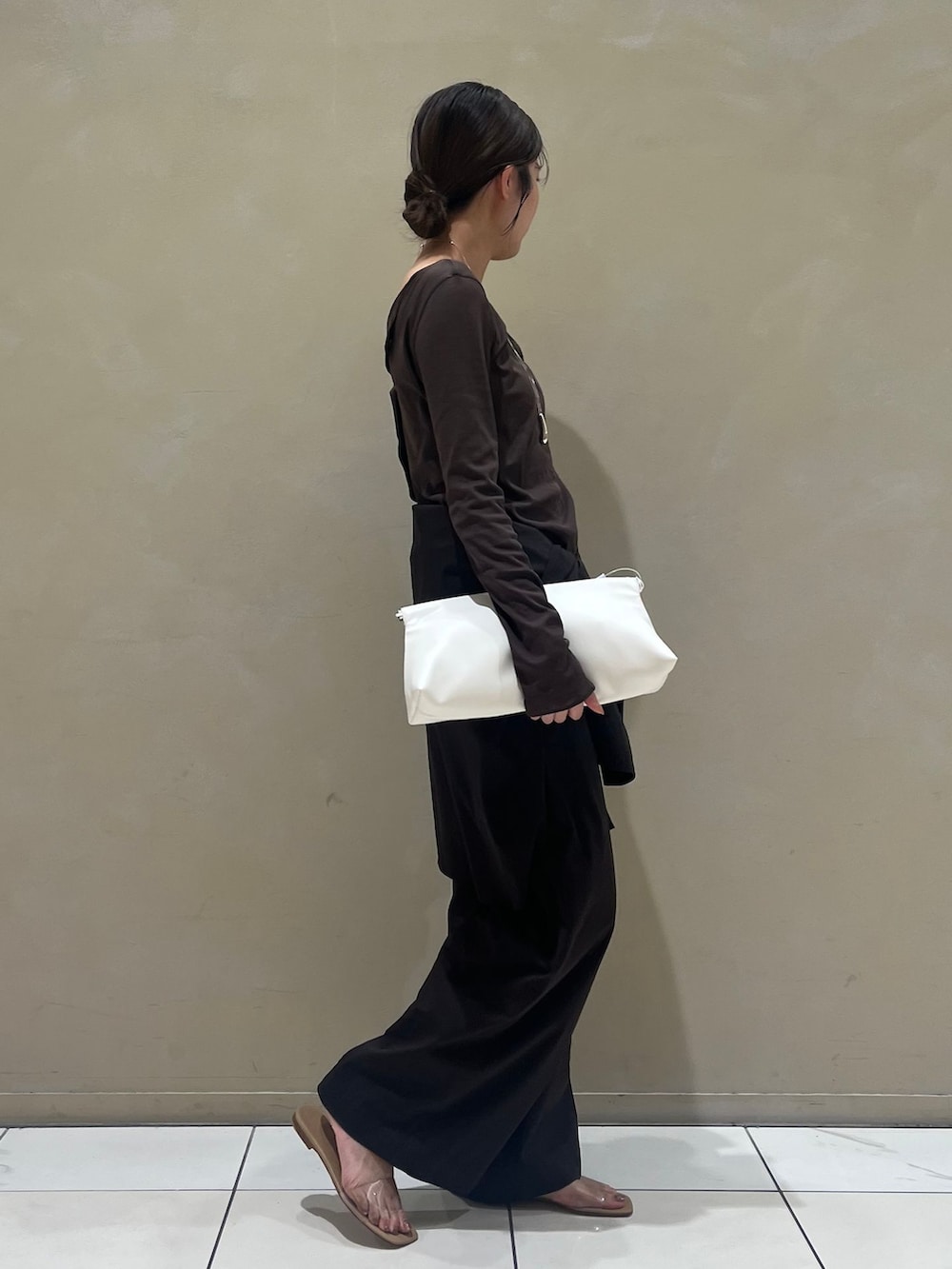 ブラウン系のその他パンツ、ブラウン系のシャツ/ブラウス、ブラウン系のTシャツ/カットソーを着用したレディースの夏コーディネートの2枚目の写真