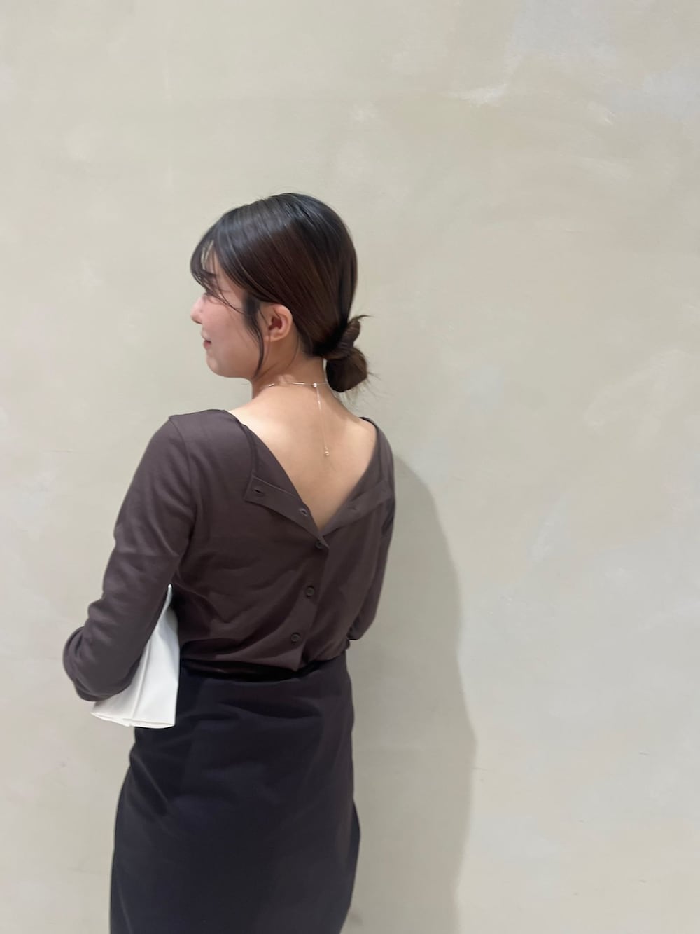 ブラウン系のその他パンツ、ブラウン系のシャツ/ブラウス、ブラウン系のTシャツ/カットソーを着用したレディースの夏コーディネートの5枚目の写真