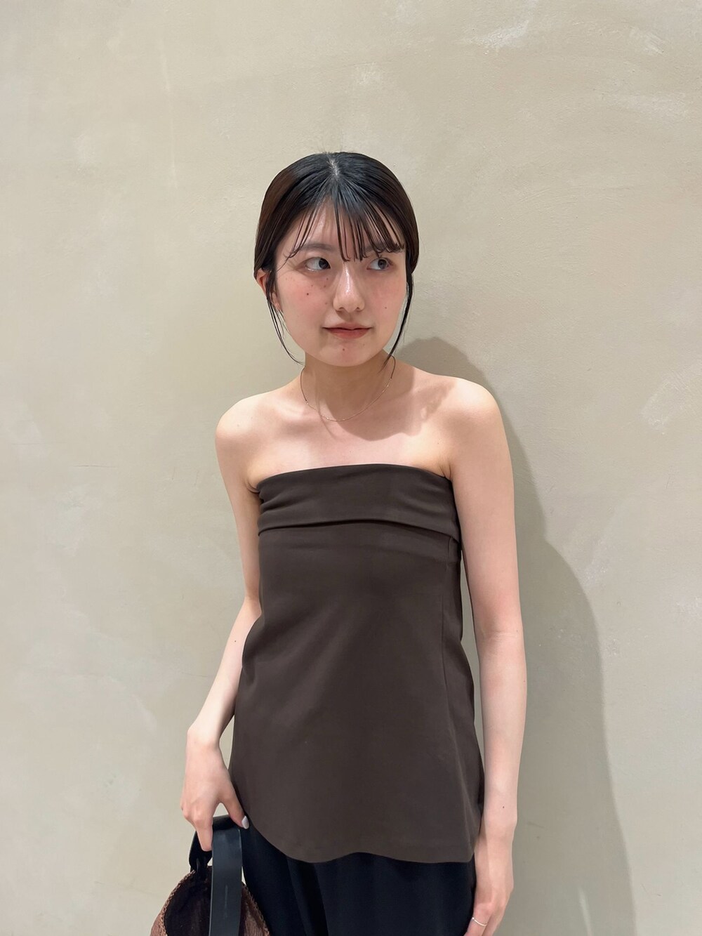 ブラック系のその他パンツを着用したレディースの夏コーディネートの4枚目の写真
