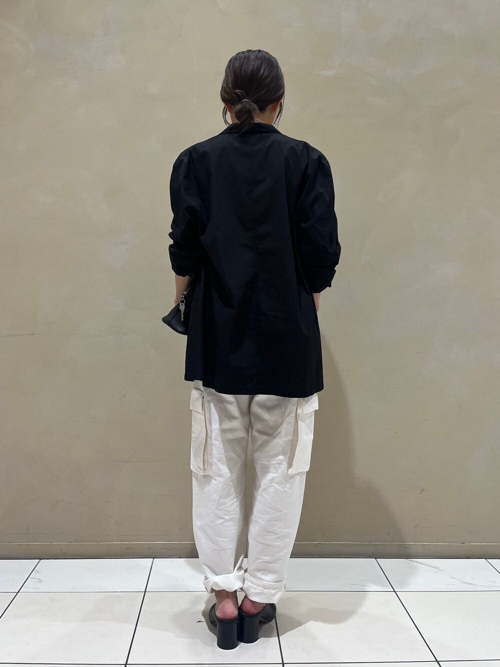 ホワイト系のデニムパンツ、ホワイト系のニット/セーターを着用したレディースの春コーディネートの3枚目の写真