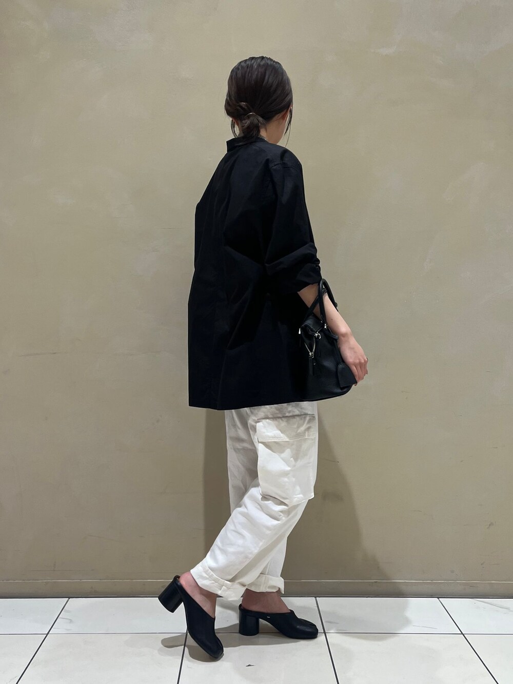 ホワイト系のデニムパンツ、ホワイト系のニット/セーターを着用したレディースの春コーディネートの2枚目の写真