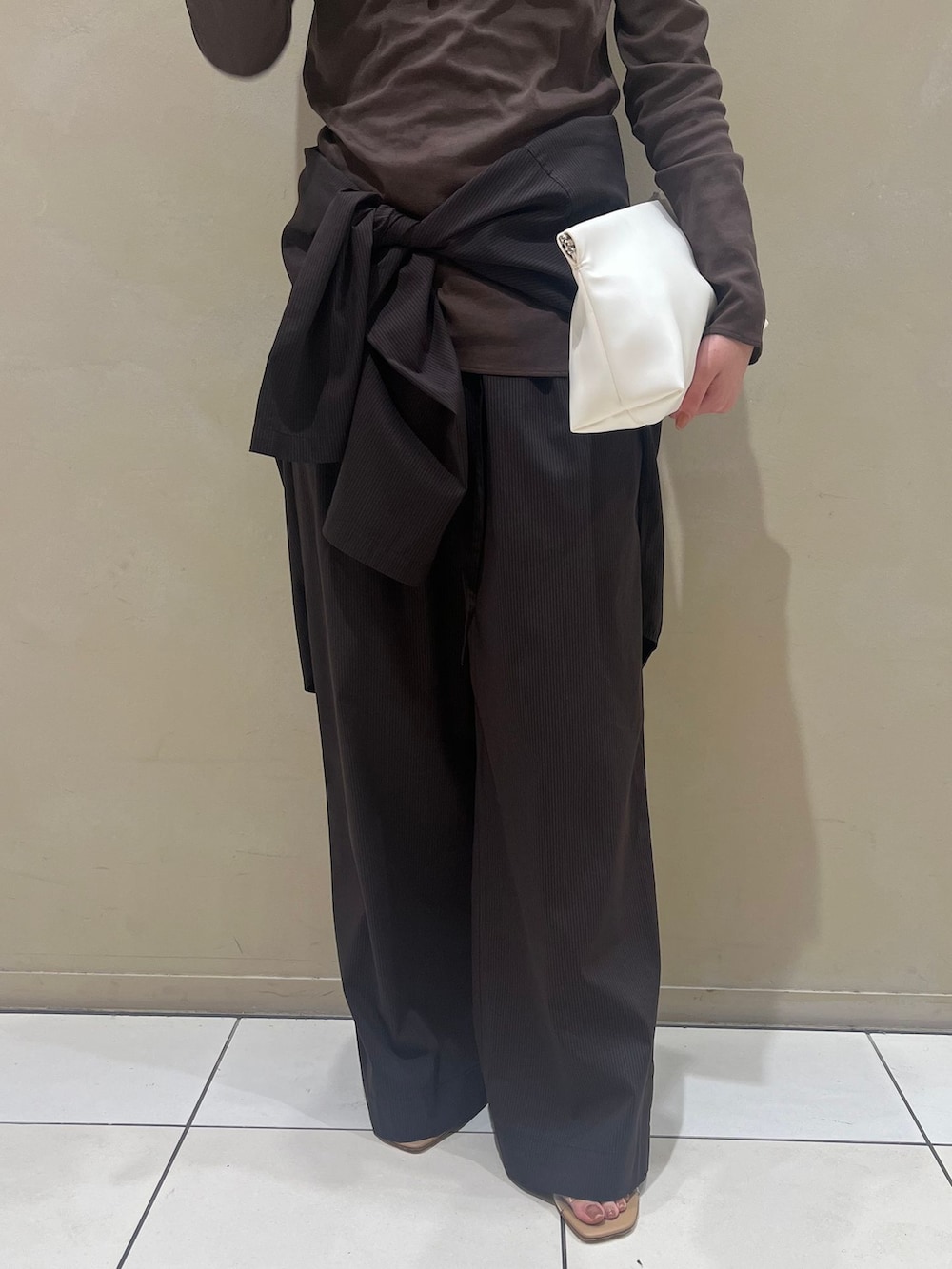 ブラウン系のその他パンツ、ブラウン系のシャツ/ブラウス、ブラウン系のTシャツ/カットソーを着用したレディースの夏コーディネートの7枚目の写真