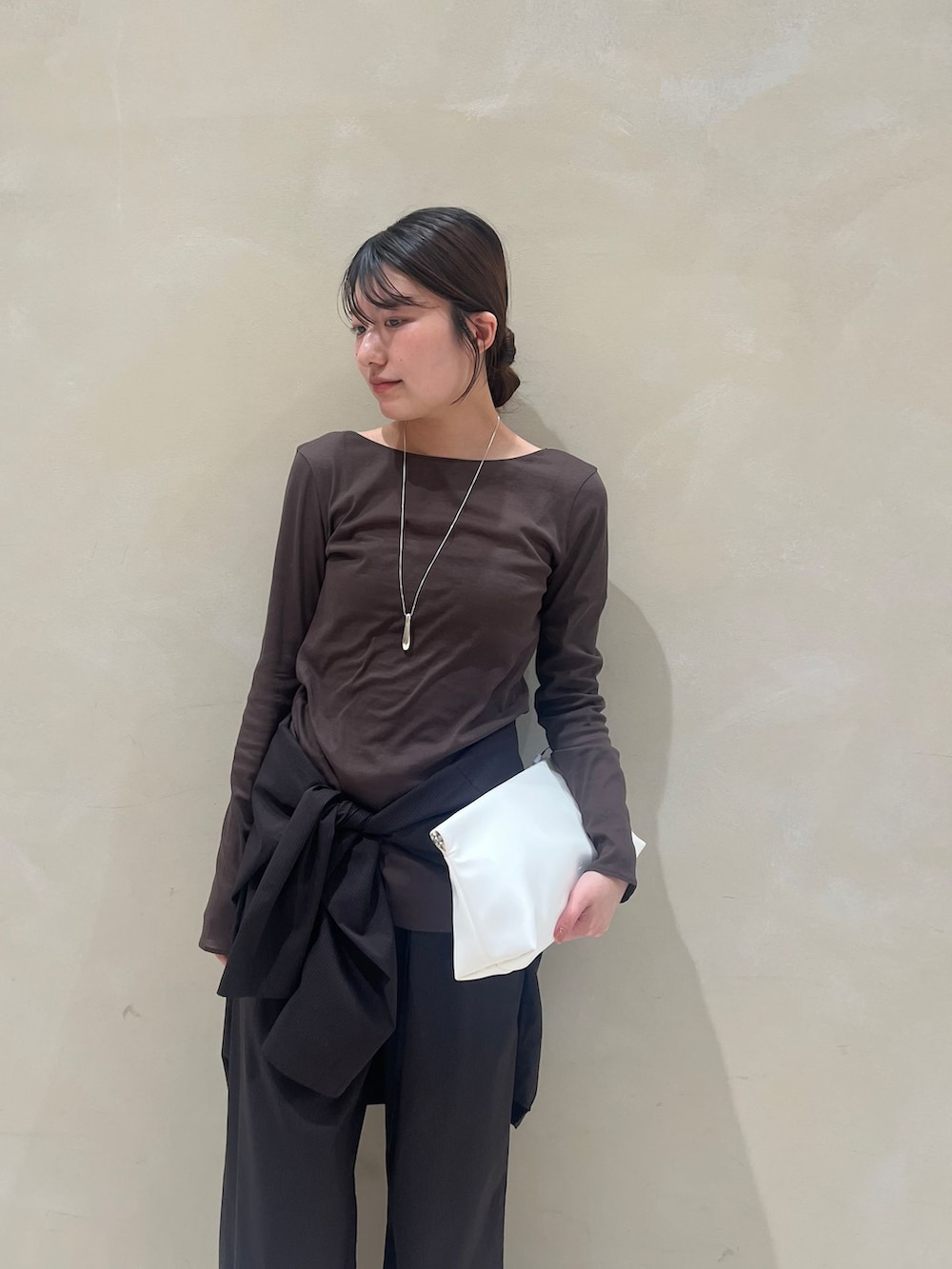 ブラウン系のその他パンツ、ブラウン系のシャツ/ブラウス、ブラウン系のTシャツ/カットソーを着用したレディースの夏コーディネートの4枚目の写真