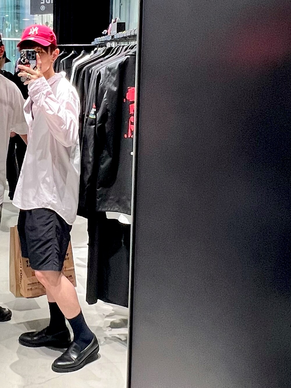 ピンク系のシャツ/ブラウス、ブラック系のその他パンツ、ブラック系のローファーを着用したメンズの秋コーディネートの2枚目の写真