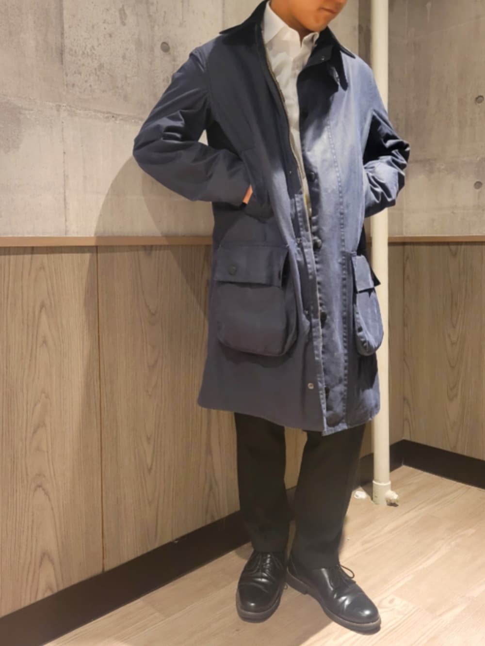 ホワイト系のシャツ/ブラウス、ブラック系のスラックス、ブラック系のドレスシューズを着用したメンズの秋コーディネートの2枚目の写真