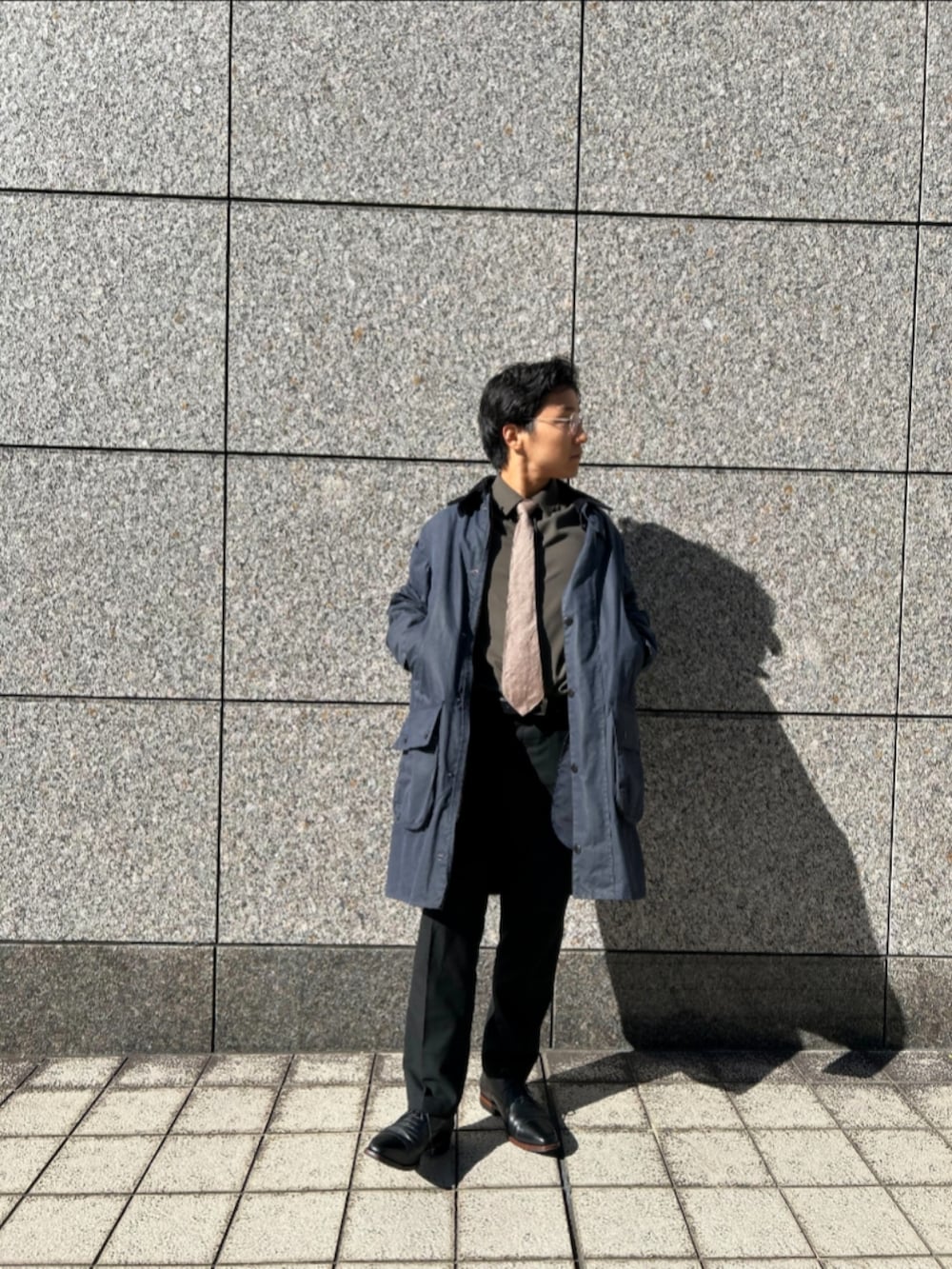 ブルー系のその他アウター、グリーン系のシャツ/ブラウス、ブラック系のドレスシューズを着用したメンズの秋コーディネートの2枚目の写真