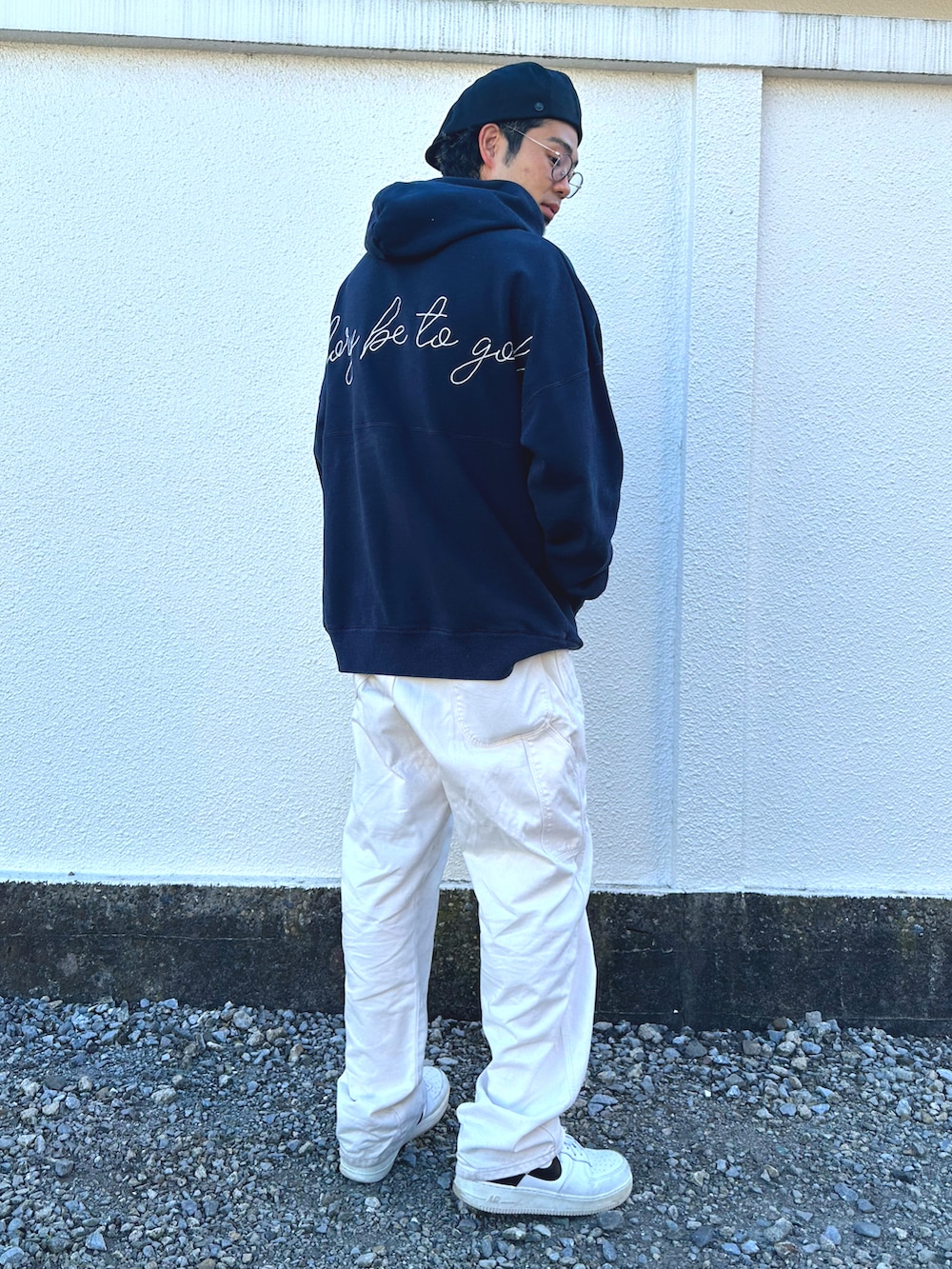 「冬、シンプルコーデ、メンズファッション、フーディー、ストリート、ネイビー、NIKE、30代コーデ、カジュアル、カジュアルコーデ、Wrangler、キャスケット、ナイキ、ワークパンツ、ペインターパンツ」｜「WranglerのWrangler Painter Pants /ラングラー ペインターパンツ（デニムパンツ、ホワイト系）」を使った、yusuke98さん（メンズ・181cm）の冬コーディネートの2枚目の写真