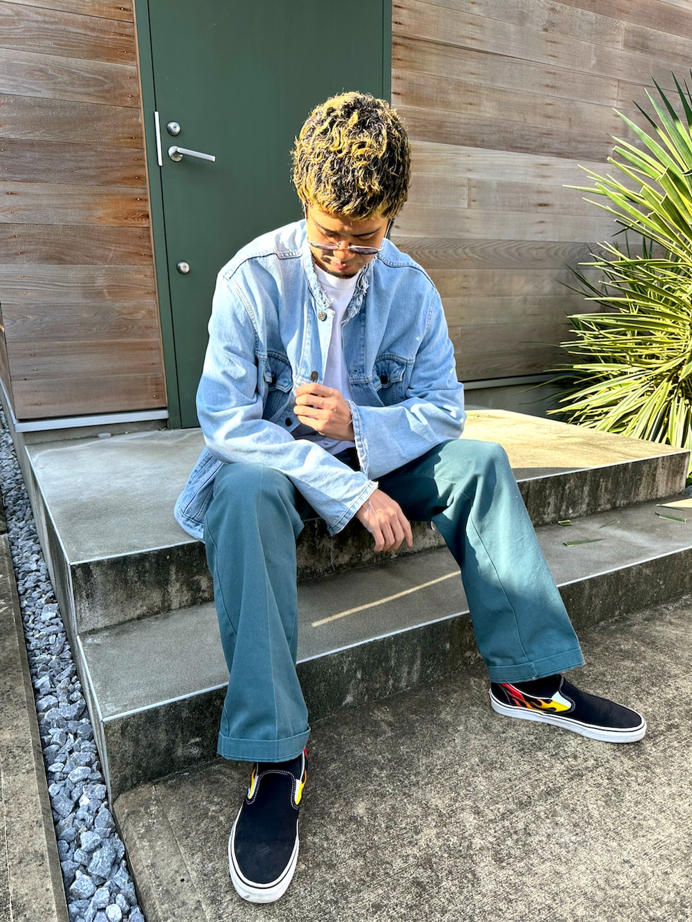 「秋っぽコーデ更新中、カジュアルコーデ、30代、30代コーデ、メンズファッション、メンズコーデ、リーバイス、デニムジャケット、Dickies、プチプラ、プチプラコーデ、プチプラミックス、高見え、VANS、デニム」｜「Dickiesのアイテム（チノパンツ、グリーン系）」を使った、yusuke98さん（メンズ・181cm）の秋コーディネートの2枚目の写真