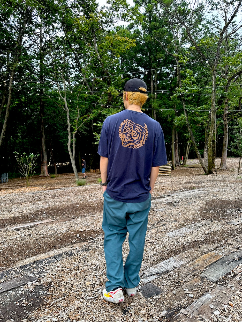 「秋っぽコーデ更新中、ディッキーズ(Dickies)、プチプラコーデ、VANS、cph_tokyo、プチプラ、高見え、高見えコーデ、carhartt、30代、30代コーデ、30代メンズファッション、メンズファッション、パパコーデ、ワークパンツ」｜「Dickiesのアイテム（チノパンツ、グリーン系）」を使った、yusuke98さん（メンズ・181cm）の秋コーディネートの2枚目の写真