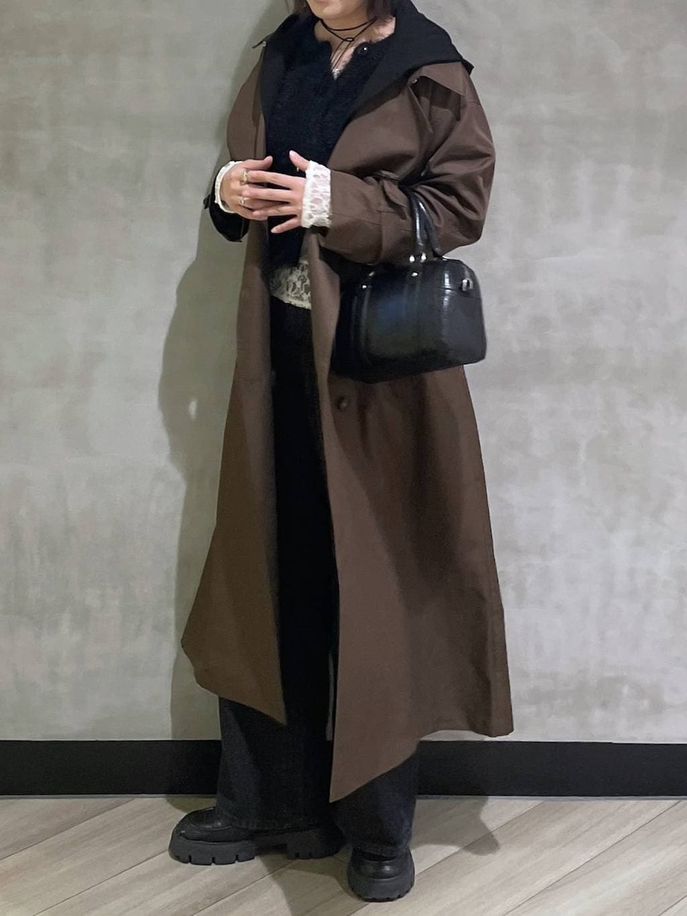 ブラック系のローファー、ホワイト系のTシャツ/カットソー、ブラック系のスラックスを着用したレディースの冬コーディネートの6枚目の写真