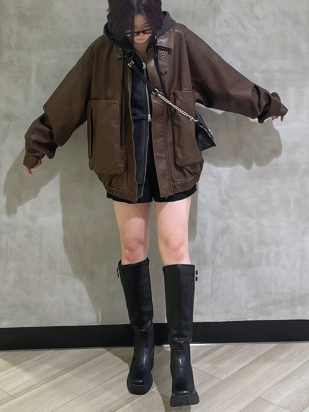 ブラック系のその他パンツ、ブラック系のブーツ、ブラック系のハンドバッグを着用したレディースの秋コーディネートの6枚目の写真