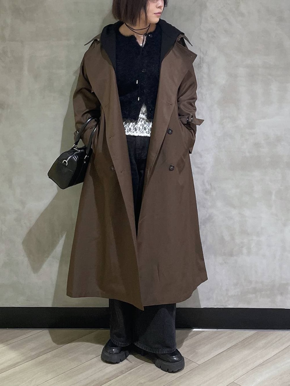 ブラック系のローファー、ホワイト系のTシャツ/カットソー、ブラック系のスラックスを着用したレディースの冬コーディネートの5枚目の写真