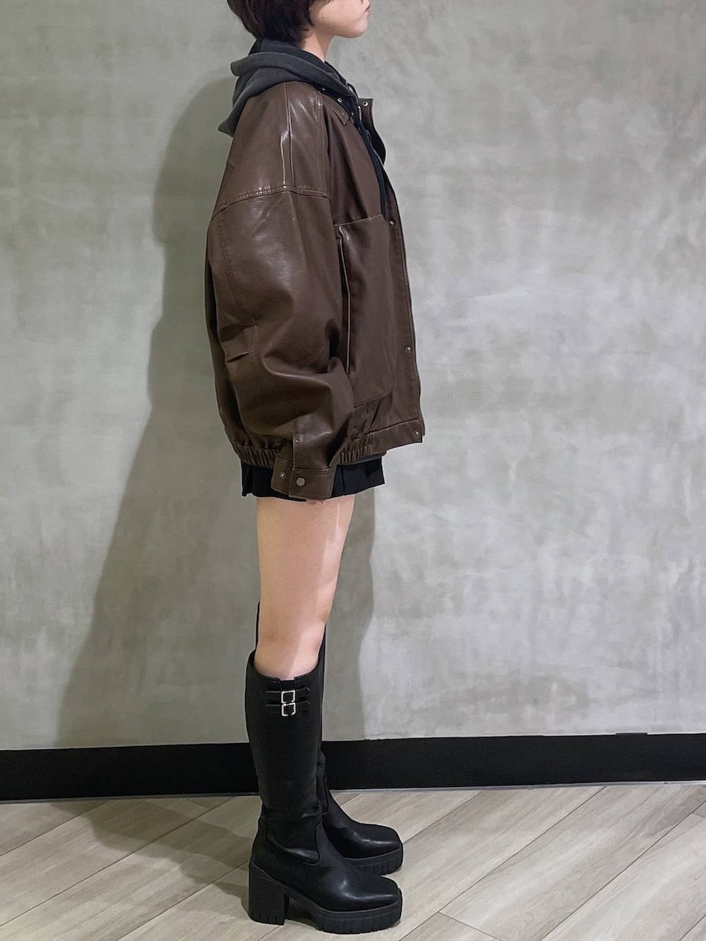 ブラック系のその他パンツ、ブラック系のブーツ、ブラック系のハンドバッグを着用したレディースの秋コーディネートの4枚目の写真