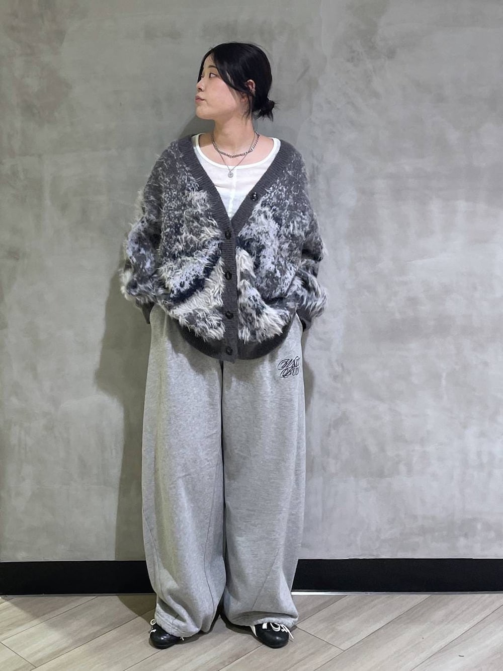 グレー系のスウェットパンツ、ホワイト系のTシャツ/カットソー、グレー系のカーディガン/ボレロを着用したレディースの冬コーディネートの5枚目の写真