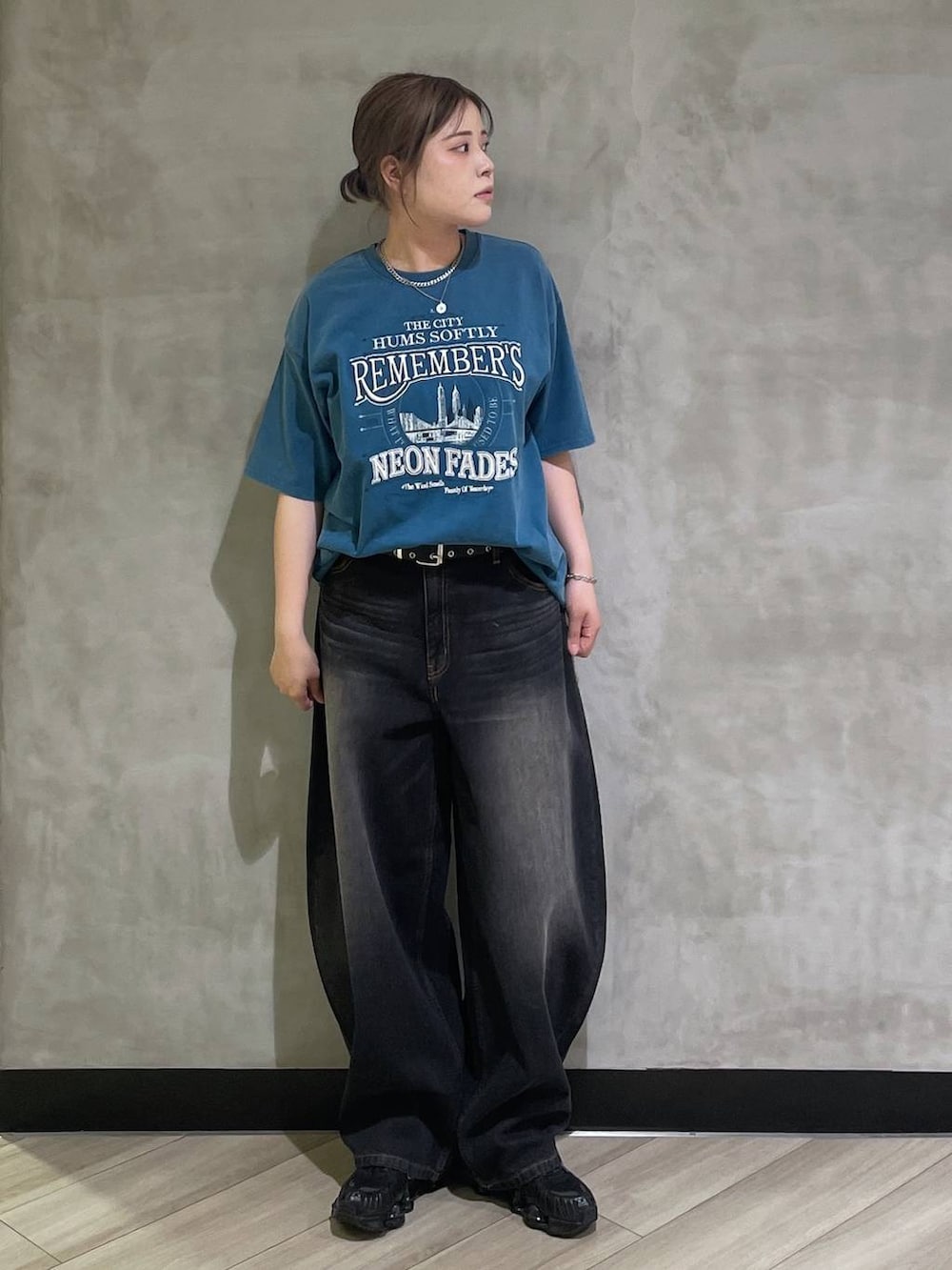 ブルー系のTシャツ/カットソー、ブラック系のデニムパンツを着用したレディースの春コーディネートの5枚目の写真
