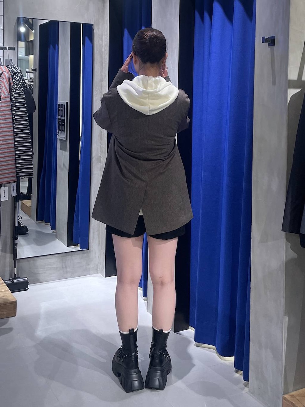 ブラック系のブーツ、ブラック系のその他パンツ、ブラウン系のテーラードジャケットを着用したレディースの秋コーディネートの3枚目の写真