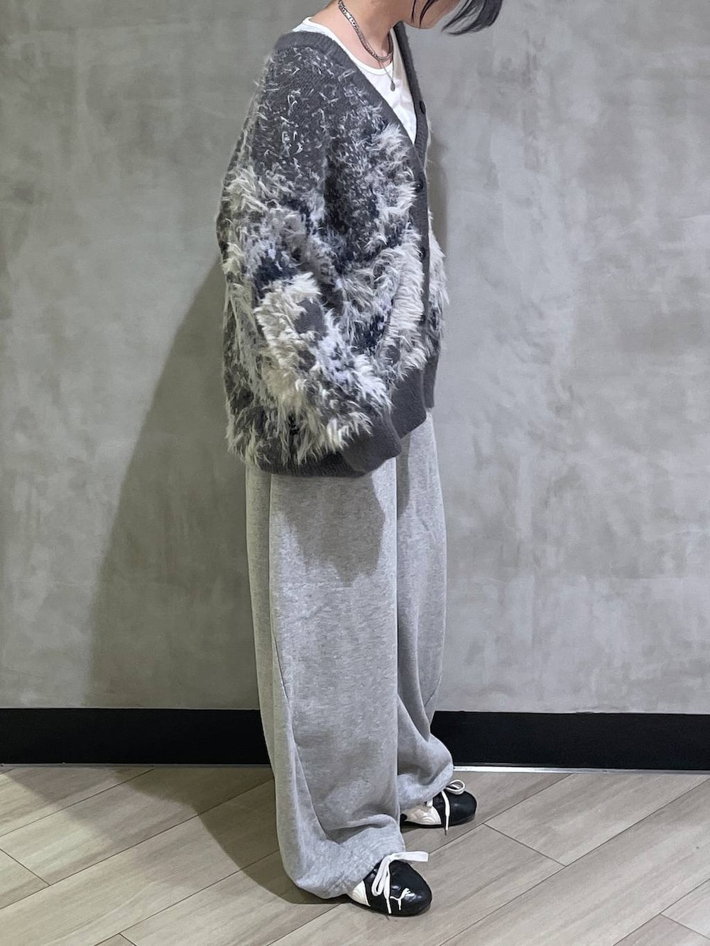 グレー系のスウェットパンツ、ホワイト系のTシャツ/カットソー、グレー系のカーディガン/ボレロを着用したレディースの冬コーディネートの4枚目の写真