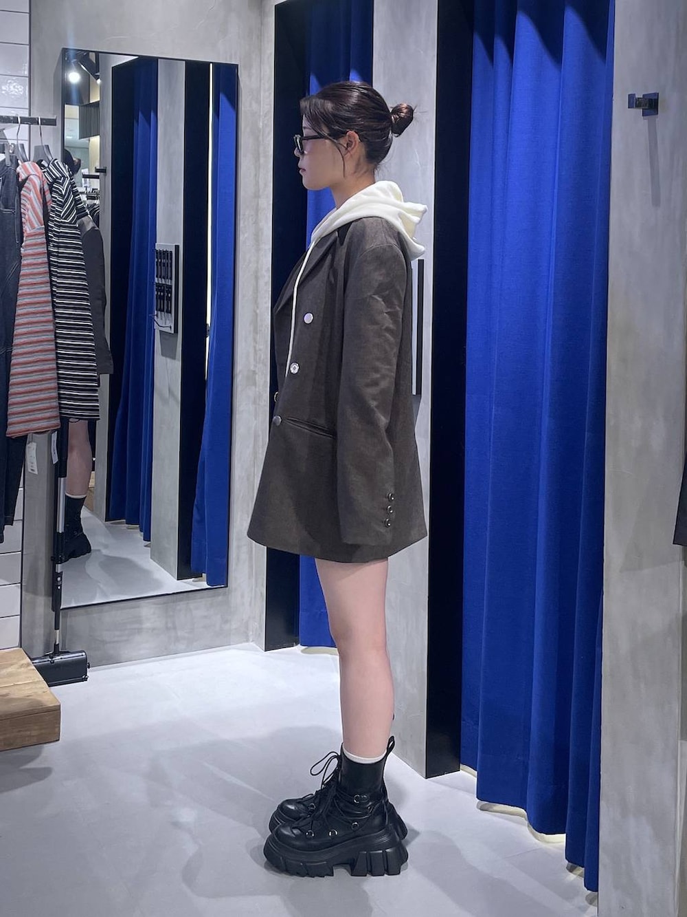 ブラック系のブーツ、ブラック系のその他パンツ、ブラウン系のテーラードジャケットを着用したレディースの秋コーディネートの2枚目の写真