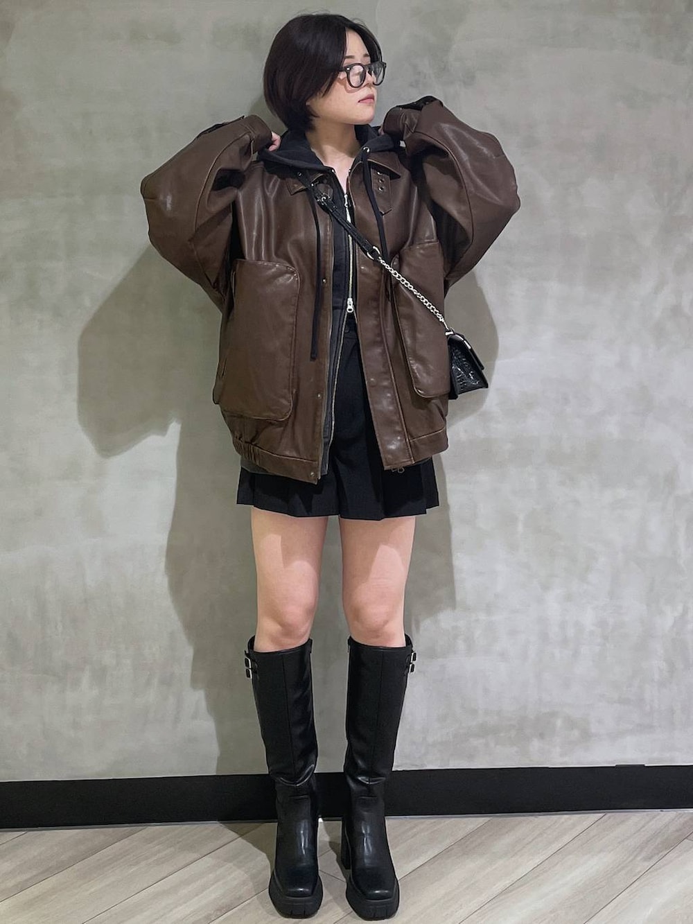 ブラック系のその他パンツ、ブラック系のブーツ、ブラック系のハンドバッグを着用したレディースの秋コーディネートの5枚目の写真