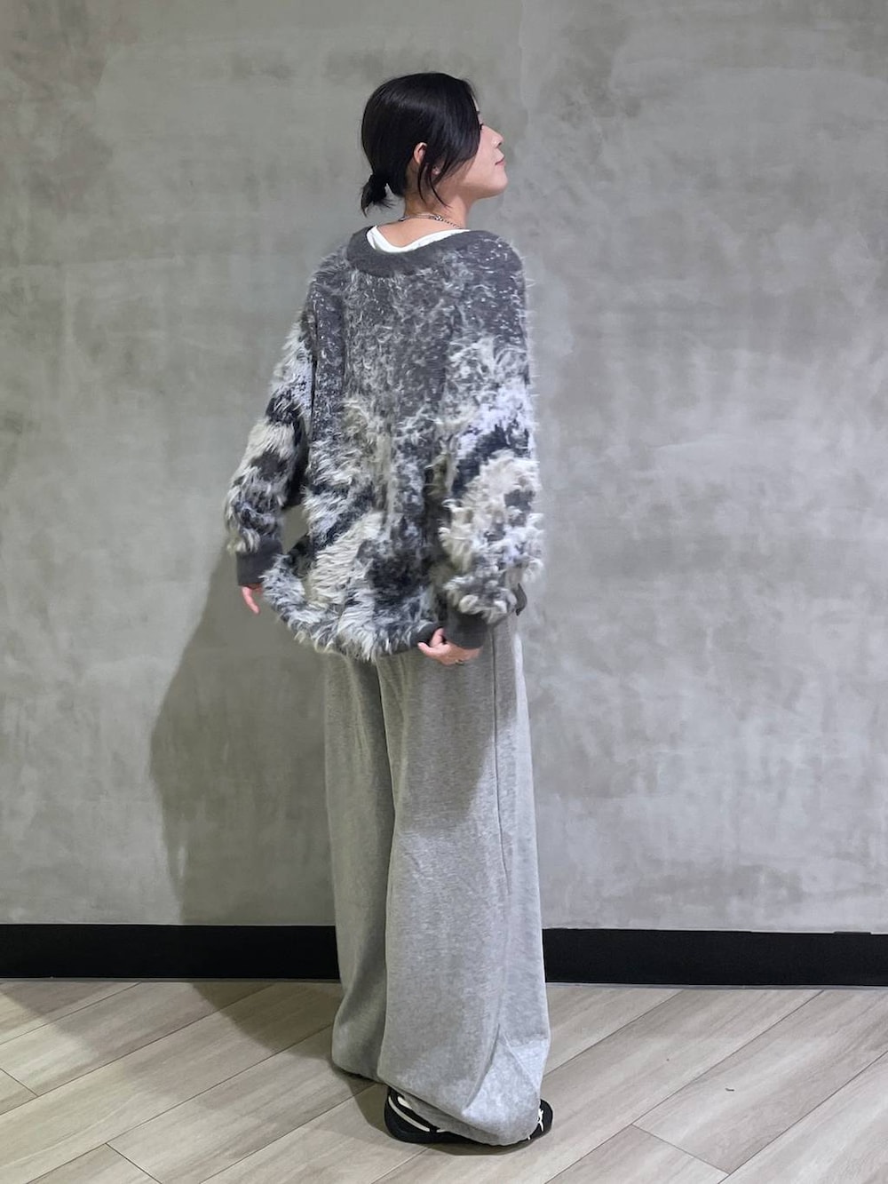 グレー系のスウェットパンツ、ホワイト系のTシャツ/カットソー、グレー系のカーディガン/ボレロを着用したレディースの冬コーディネートの6枚目の写真