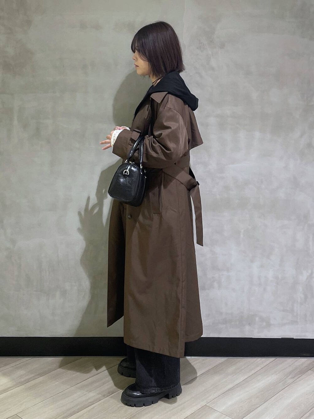 ブラック系のローファー、ホワイト系のTシャツ/カットソー、ブラック系のスラックスを着用したレディースの冬コーディネートの2枚目の写真