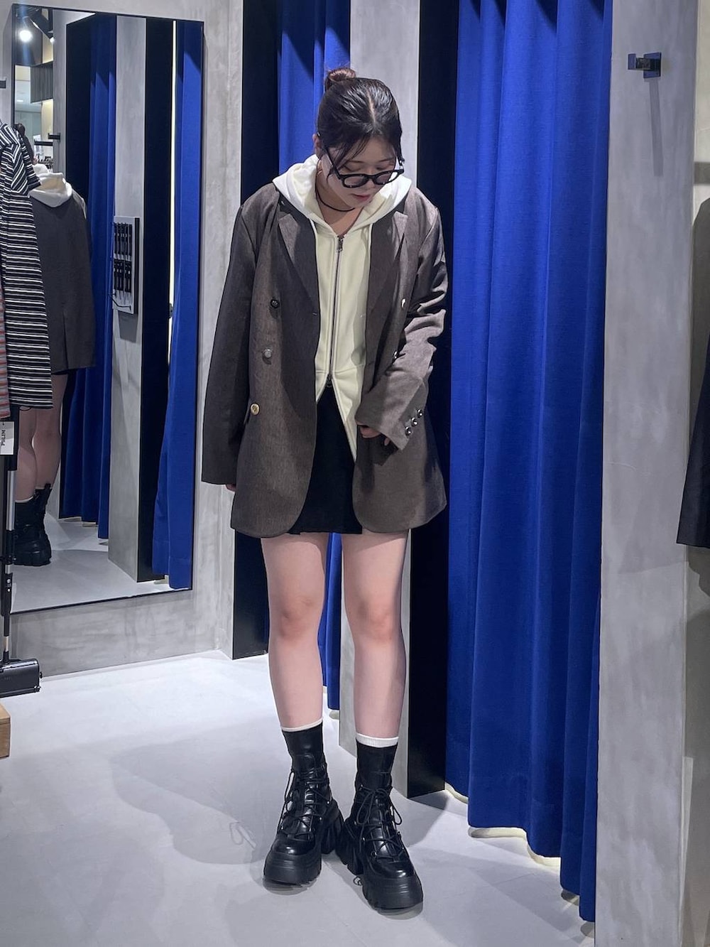 ブラック系のブーツ、ブラック系のその他パンツ、ブラウン系のテーラードジャケットを着用したレディースの秋コーディネートの5枚目の写真