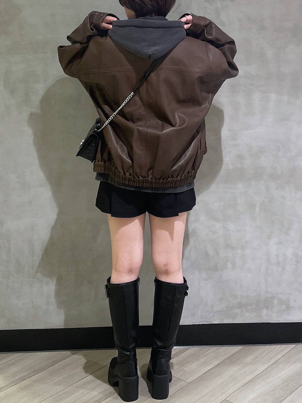 ブラック系のその他パンツ、ブラック系のブーツ、ブラック系のハンドバッグを着用したレディースの秋コーディネートの3枚目の写真