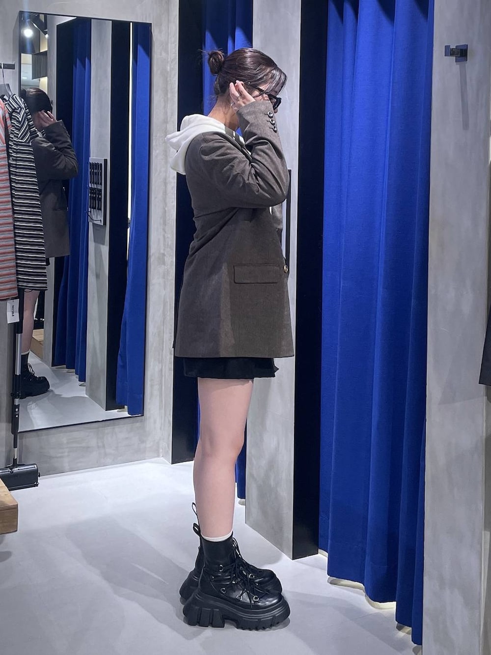 ブラック系のブーツ、ブラック系のその他パンツ、ブラウン系のテーラードジャケットを着用したレディースの秋コーディネートの4枚目の写真