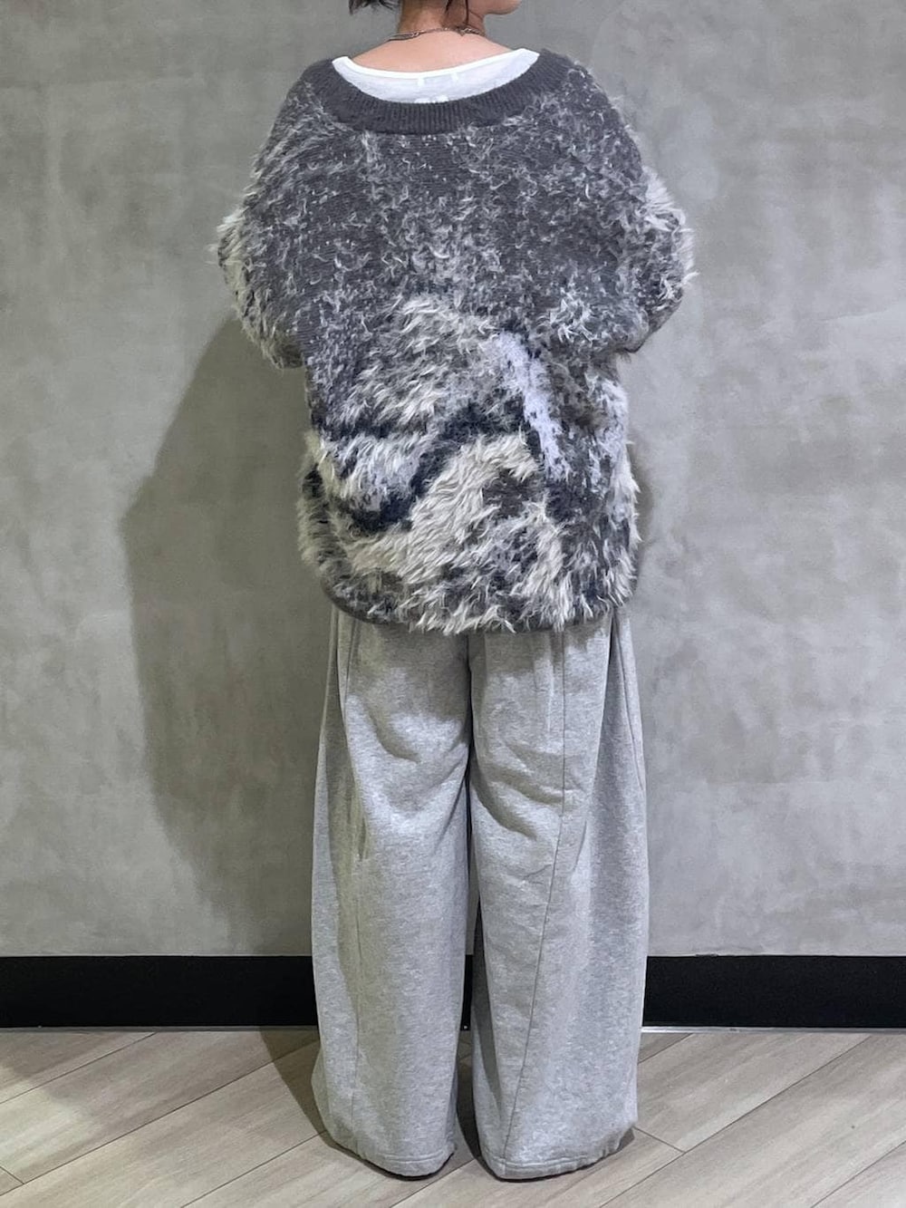 グレー系のスウェットパンツ、ホワイト系のTシャツ/カットソー、グレー系のカーディガン/ボレロを着用したレディースの冬コーディネートの3枚目の写真