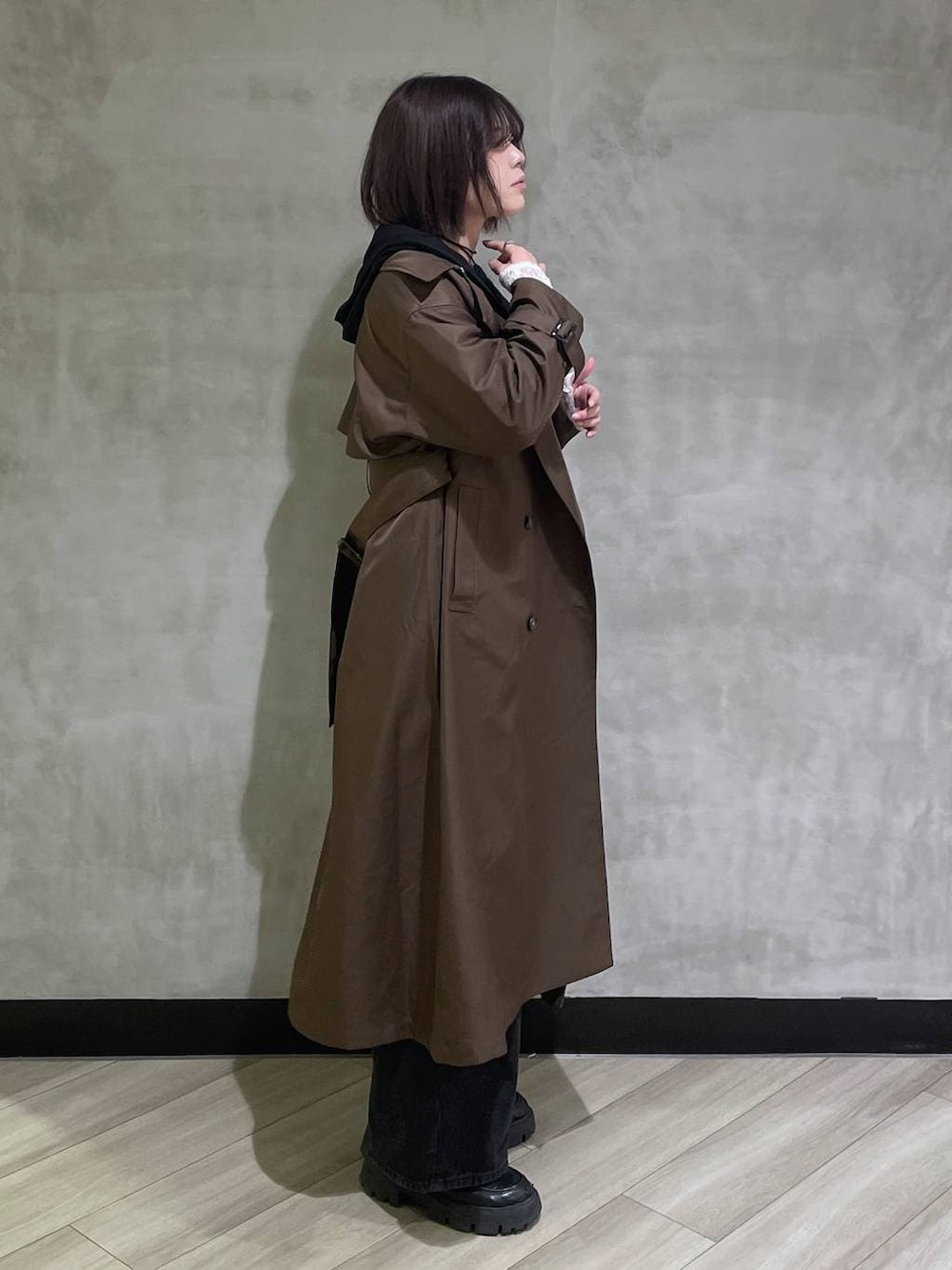 ブラック系のローファー、ホワイト系のTシャツ/カットソー、ブラック系のスラックスを着用したレディースの冬コーディネートの4枚目の写真