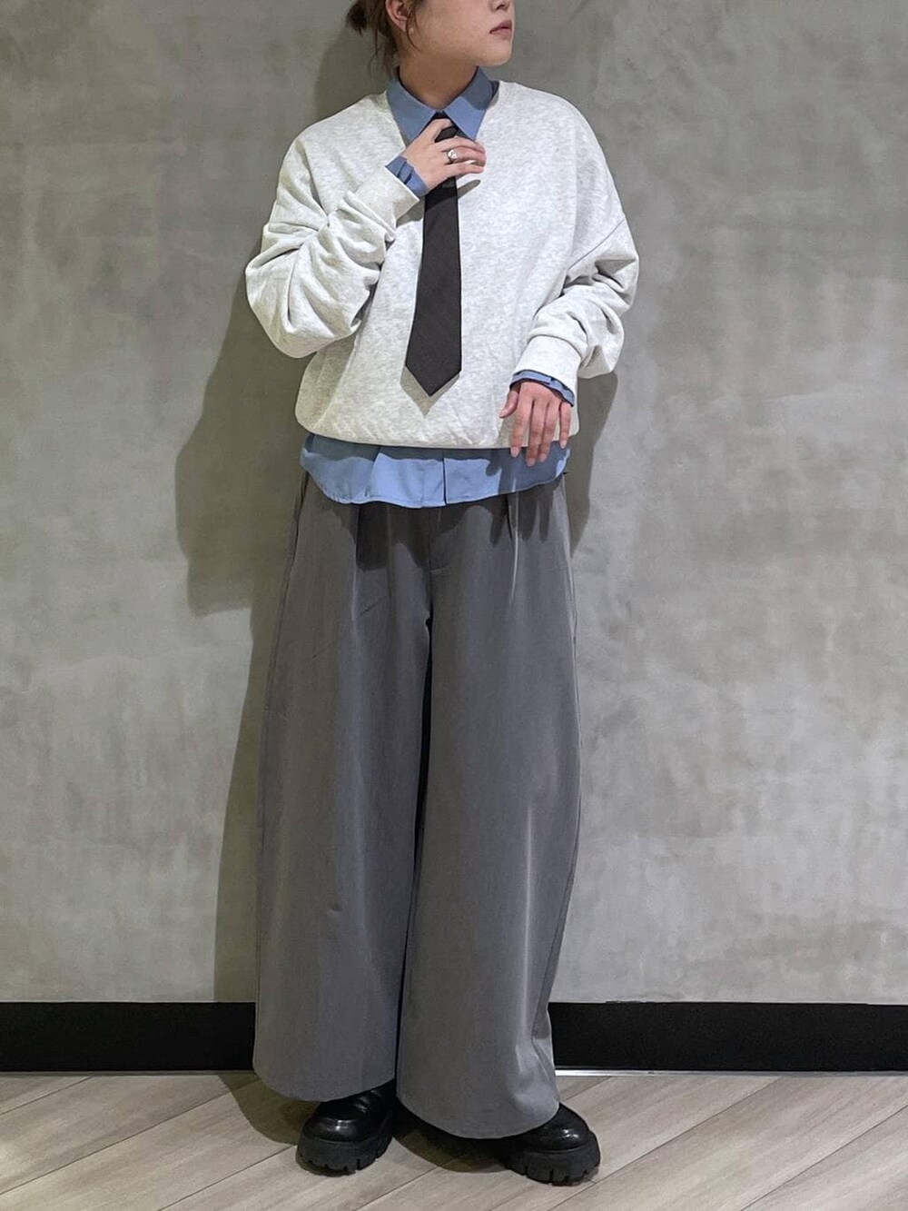 ブラック系のローファー、グレー系のスウェット、グレー系のスラックスを着用したレディースの冬コーディネートの5枚目の写真