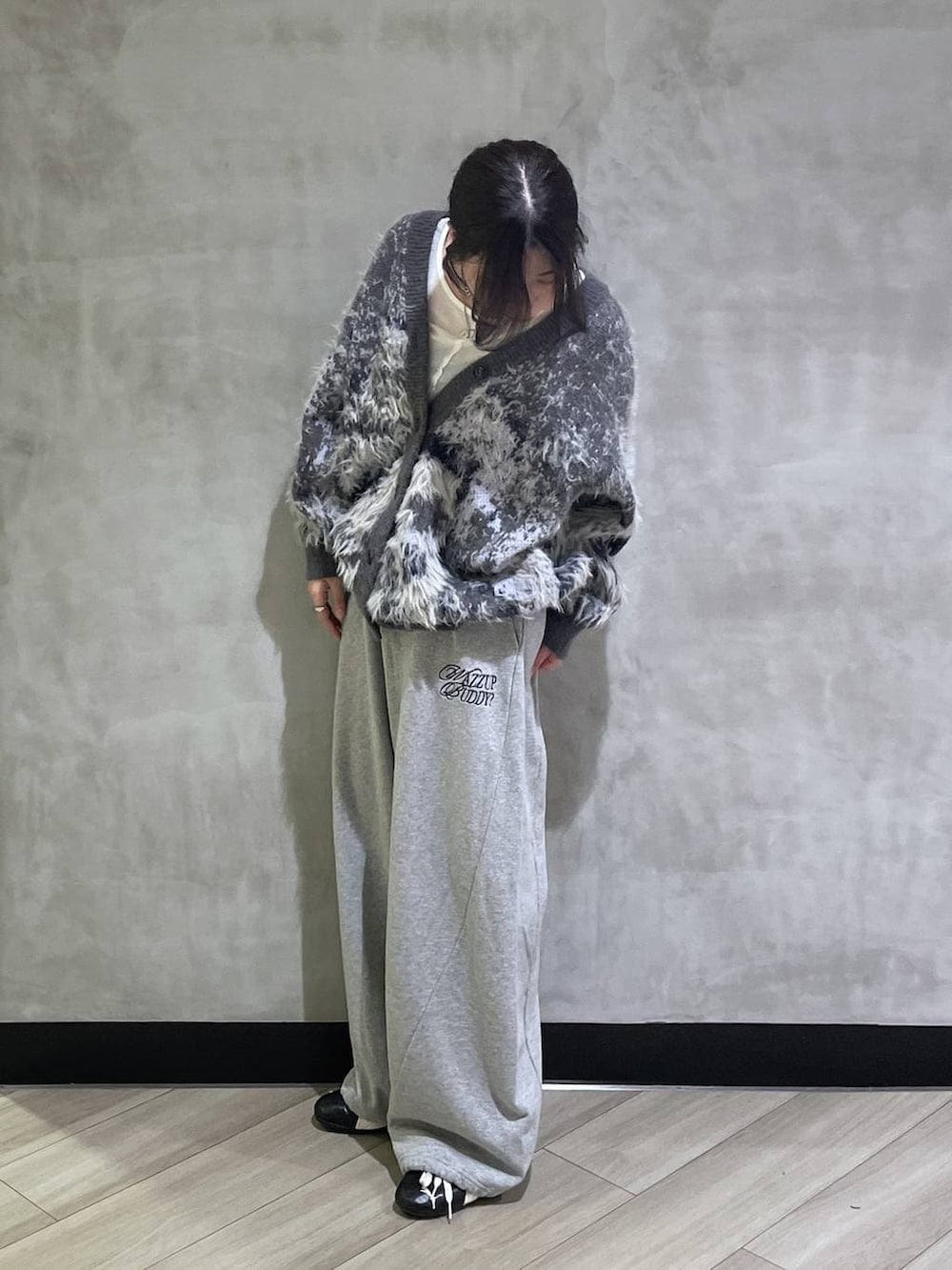 グレー系のスウェットパンツ、ホワイト系のTシャツ/カットソー、グレー系のカーディガン/ボレロを着用したレディースの冬コーディネートの2枚目の写真
