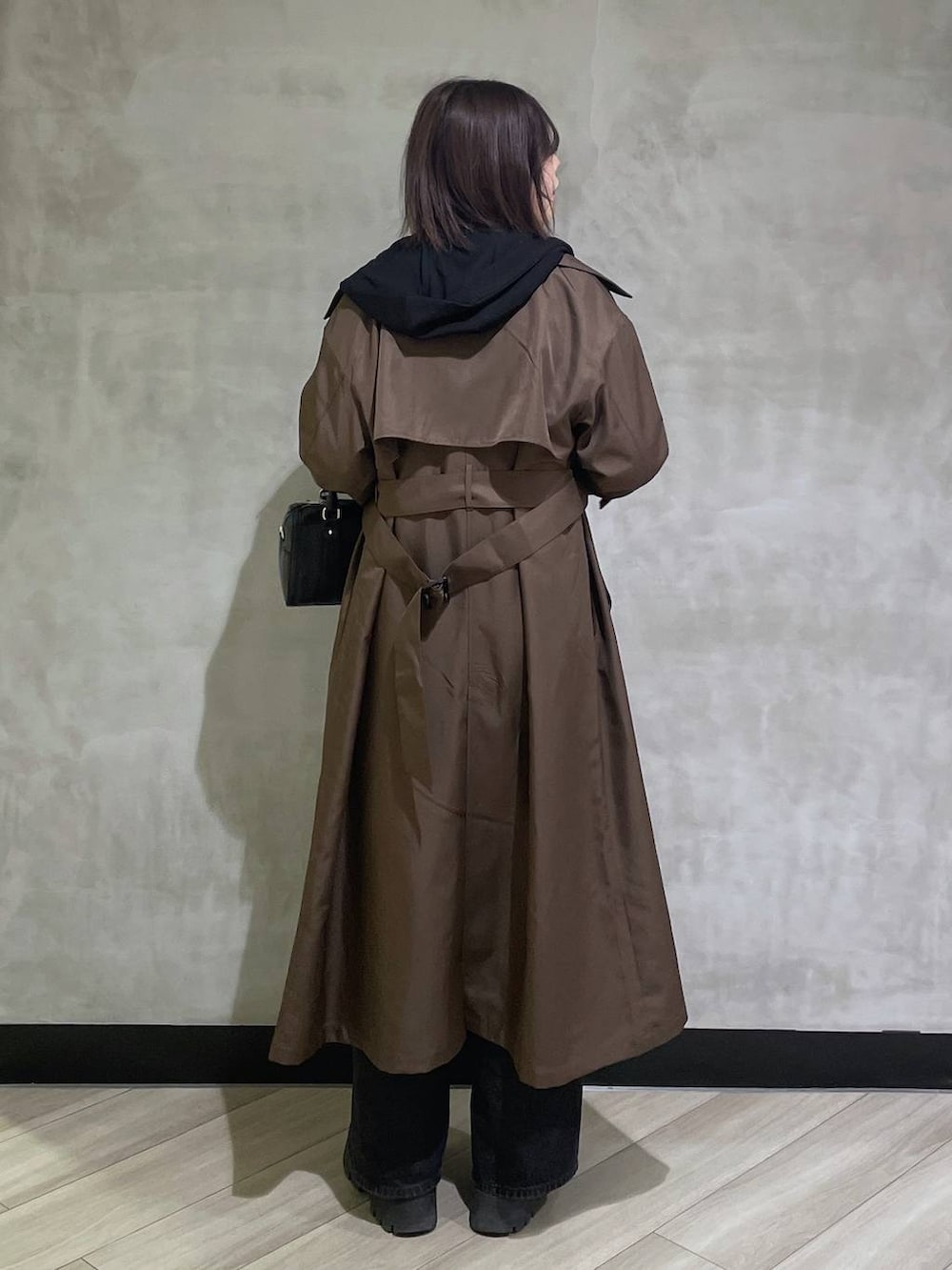 ブラック系のローファー、ホワイト系のTシャツ/カットソー、ブラック系のスラックスを着用したレディースの冬コーディネートの3枚目の写真