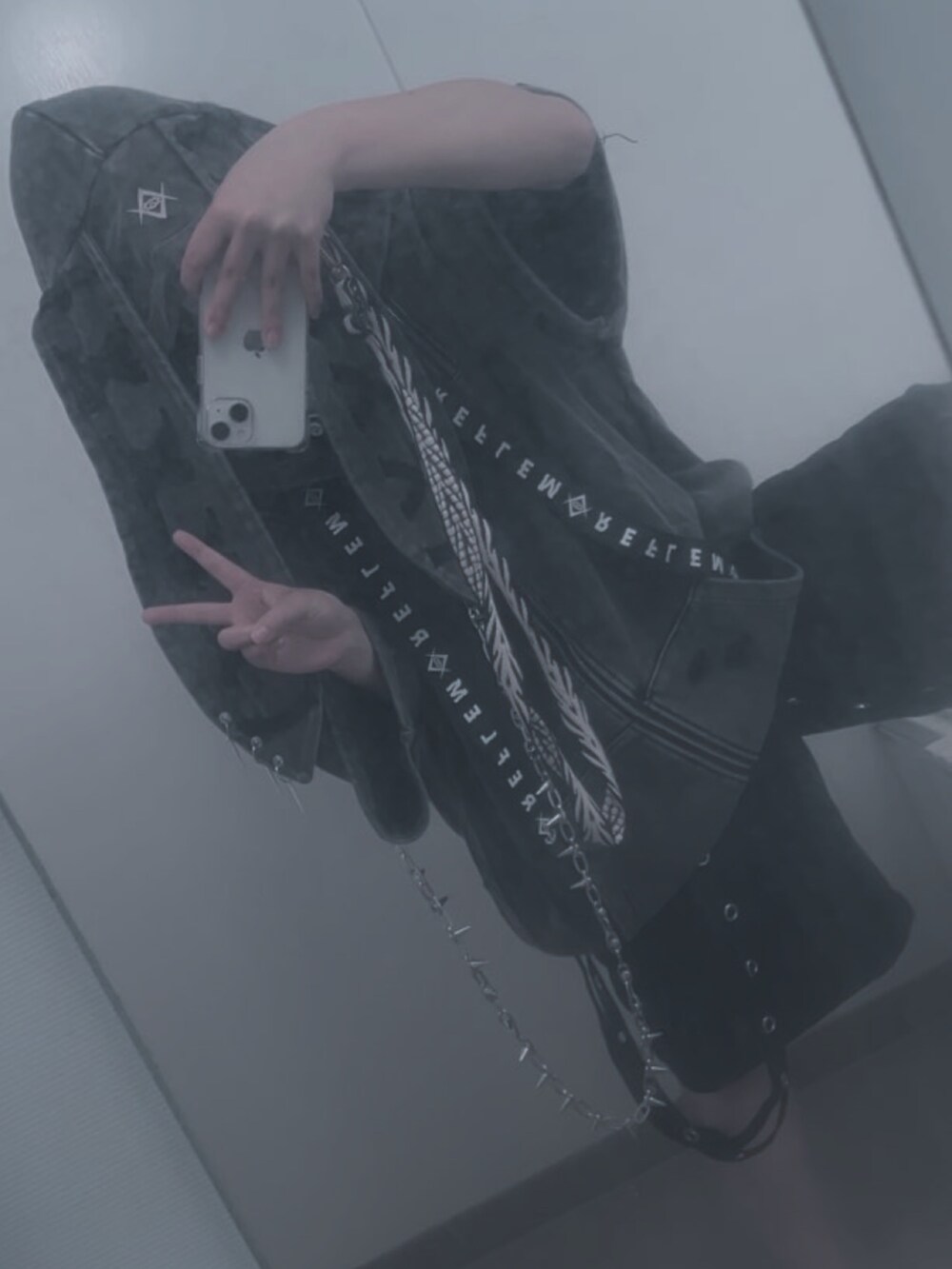 グレー系のパーカー、ブラック系のその他パンツを着用したメンズの春コーディネートの2枚目の写真