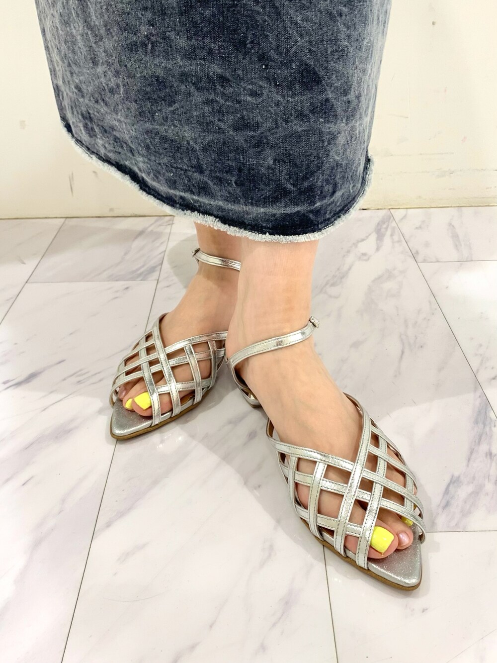 ブラウン系のTシャツ/カットソー、ブルー系のスカート、シルバー系のサンダルを着用したレディースの春コーディネートの2枚目の写真