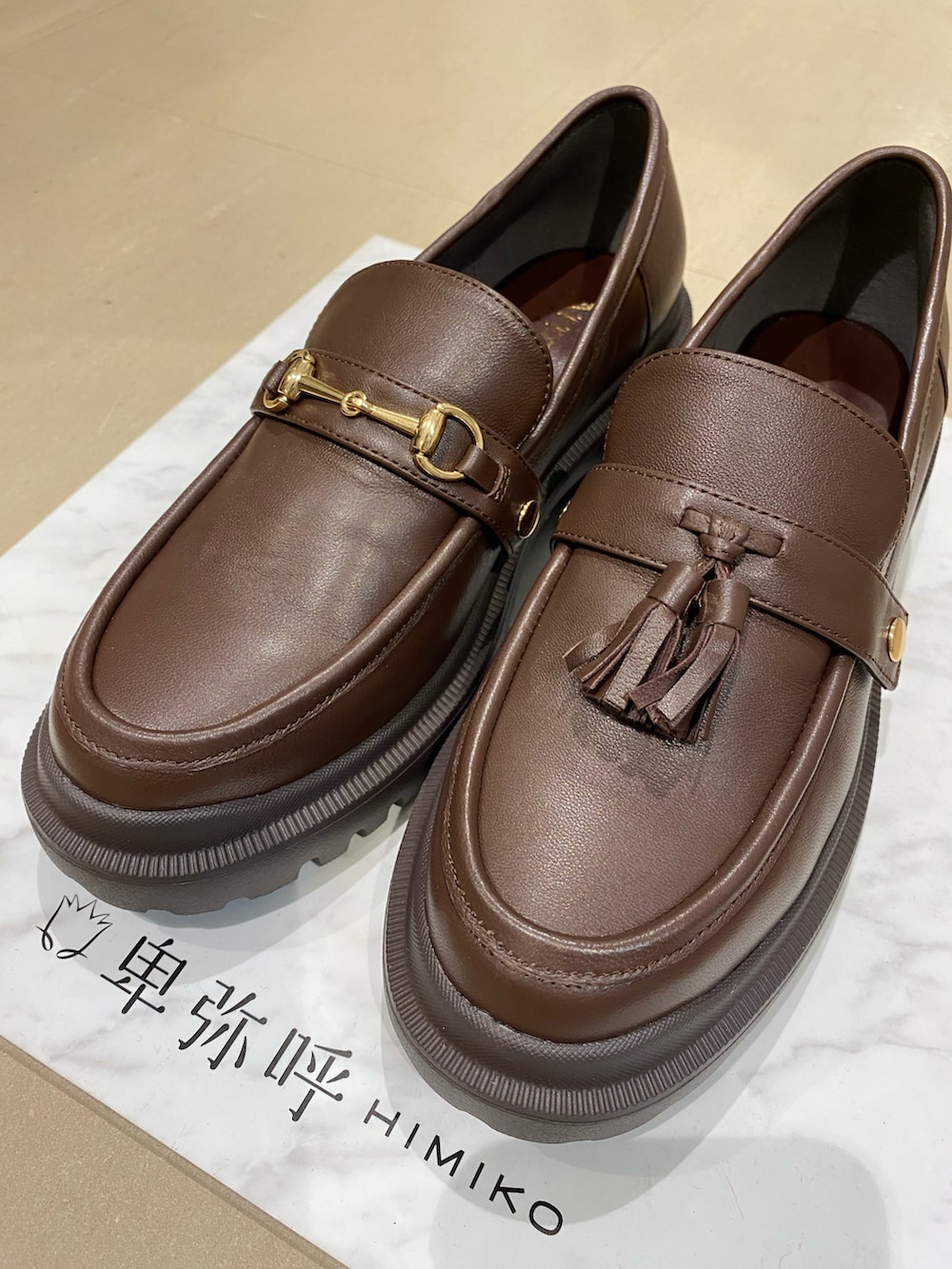 ブラウン系のTシャツ/カットソー、ブラック系のバッグ、ホワイト系のその他パンツを着用したレディースの冬コーディネートの2枚目の写真