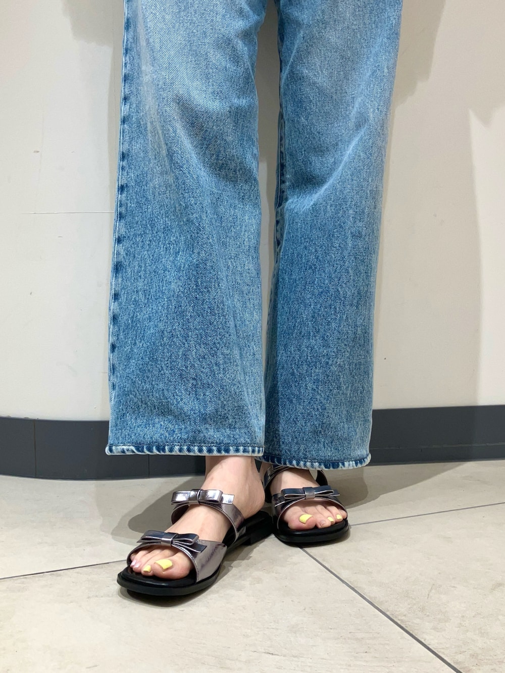 ブルー系のデニムパンツ、その他のサンダル、ブラック系のカーディガン/ボレロを着用したレディースの夏コーディネートの2枚目の写真