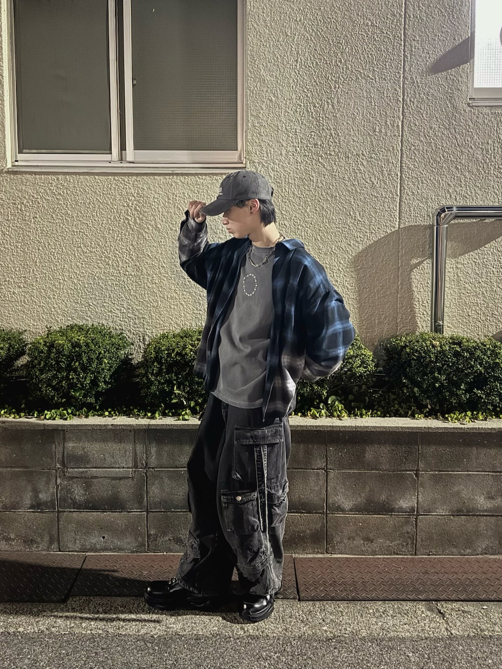 ブルー系のシャツ/ブラウス、ブラック系のTシャツ/カットソー、ブラック系のカーゴパンツを着用したメンズの春コーディネートの2枚目の写真