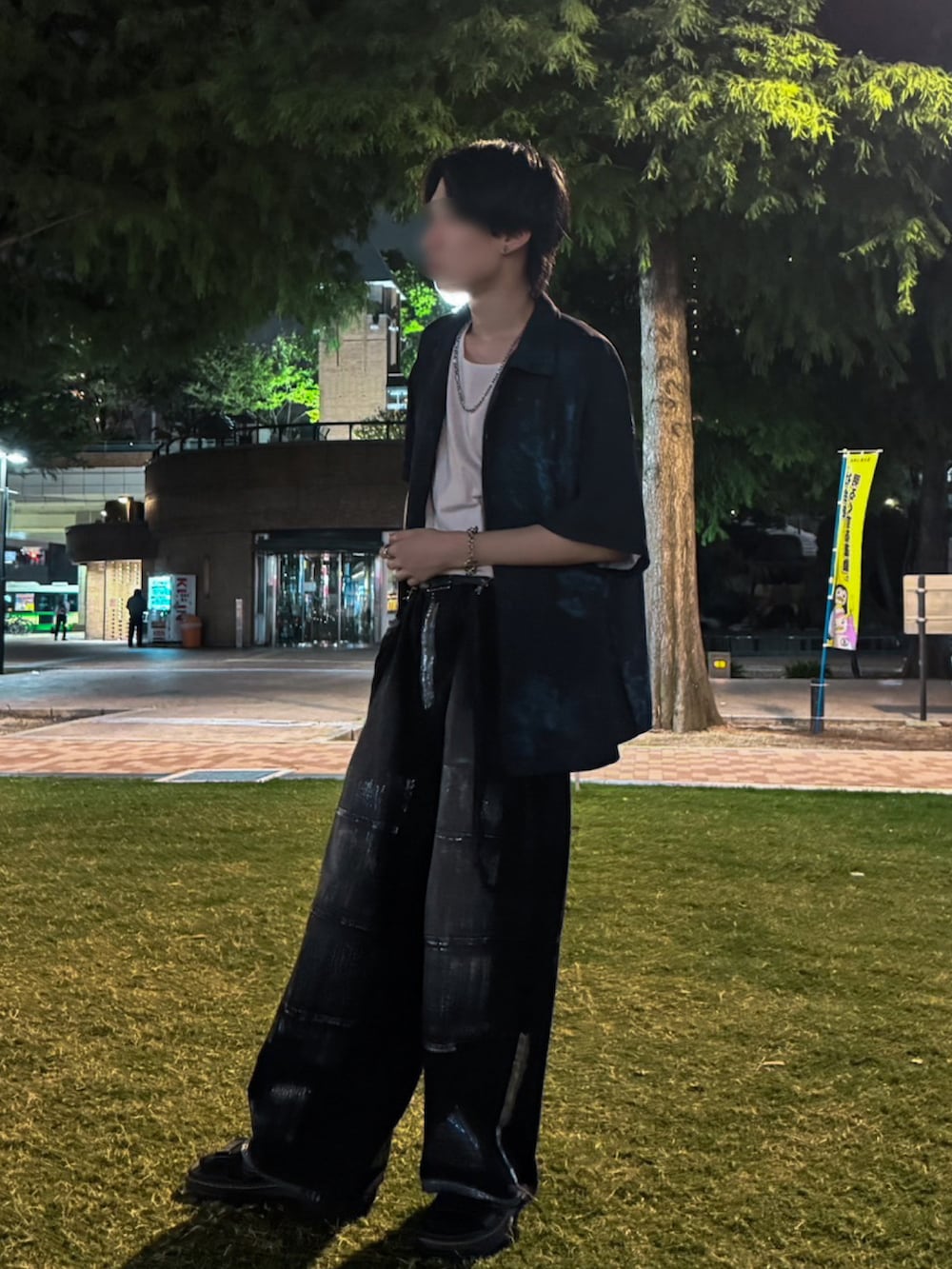 ブラック系のシャツ/ブラウス、ホワイト系のタンクトップ、ブラック系のデニムパンツを着用したメンズの夏コーディネートの2枚目の写真
