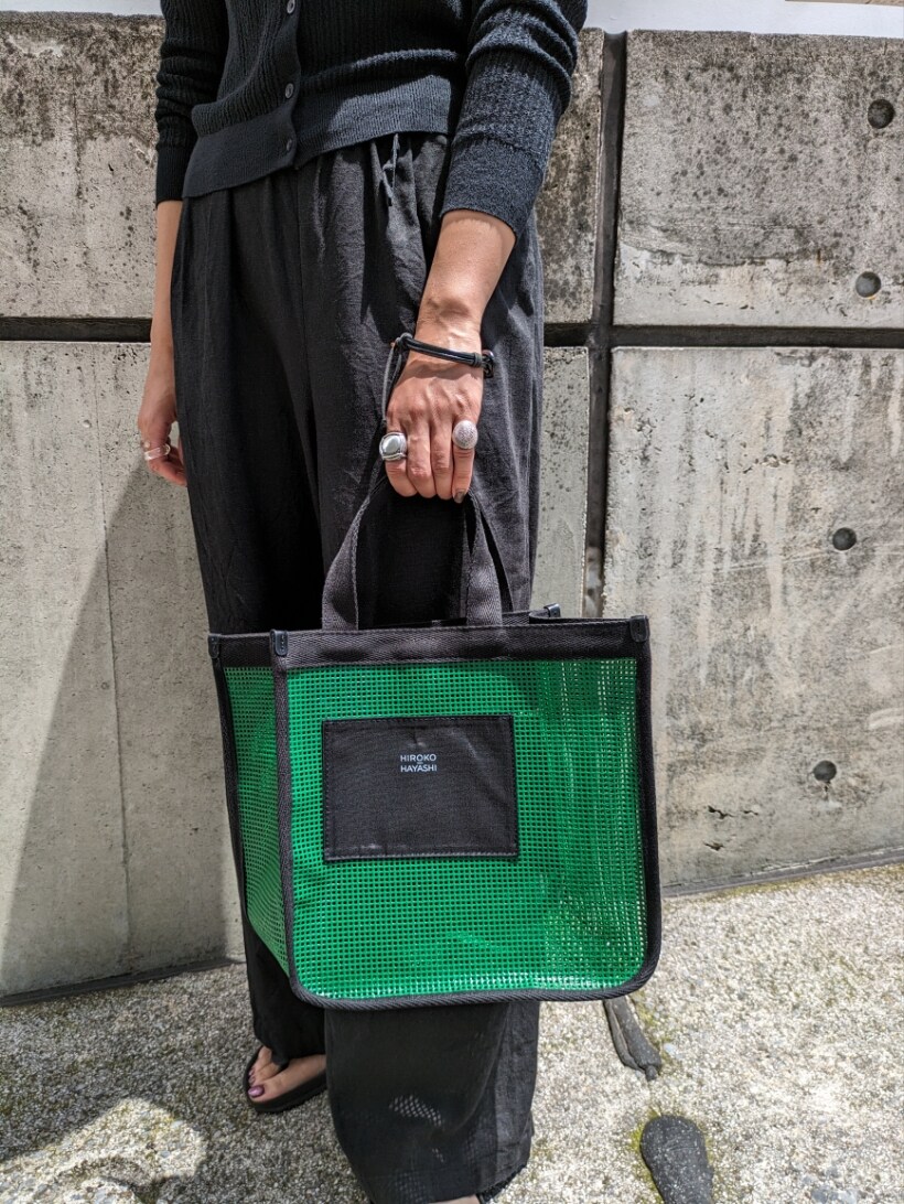 グリーン系のハンドバッグを着用したレディースの夏コーディネートの3枚目の写真