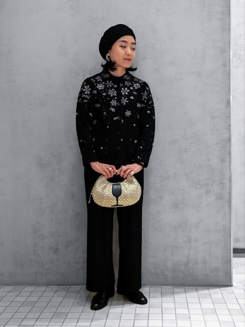 ゴールド系のハンドバッグを着用したレディースの秋コーディネートの3枚目の写真