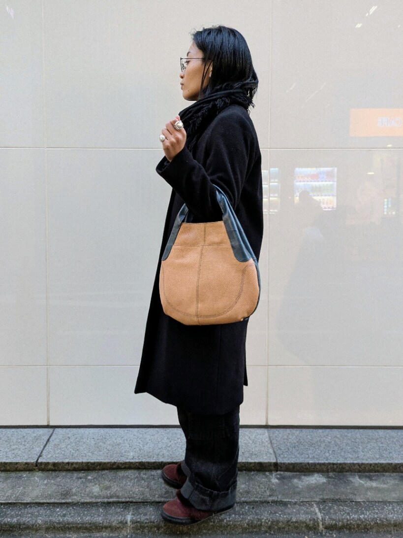 「冬コーデ、オトナカジュアル、おでかけコーデ、メガネ女子、コーデュロイパンツ、ムートンブーツ、ハンドバッグ、ベージュ、グリーン、ブルー、ヒロコハヤシ、HIROKO HAYASHI、HIROKOHAYASHI」｜「HIROKO HAYASHIのVEIL(ヴェイル)ハンドバッグ（ハンドバッグ、ベージュ系）」を使った、MTさん（レディース・153cm）の冬コーディネートの3枚目の写真