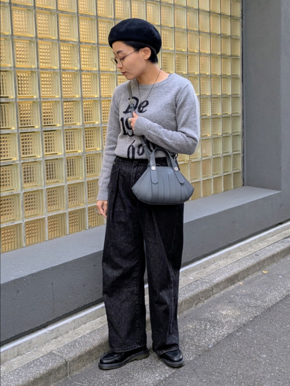 グレー系のショルダーバッグを着用したレディースの秋コーディネートの3枚目の写真