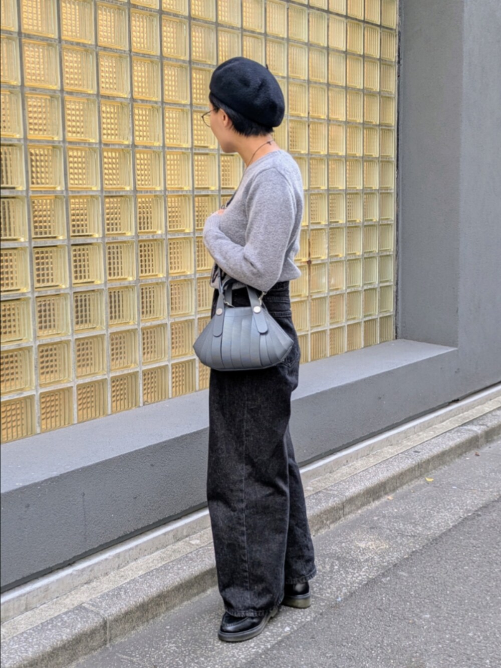 グレー系のショルダーバッグを着用したレディースの秋コーディネートの4枚目の写真