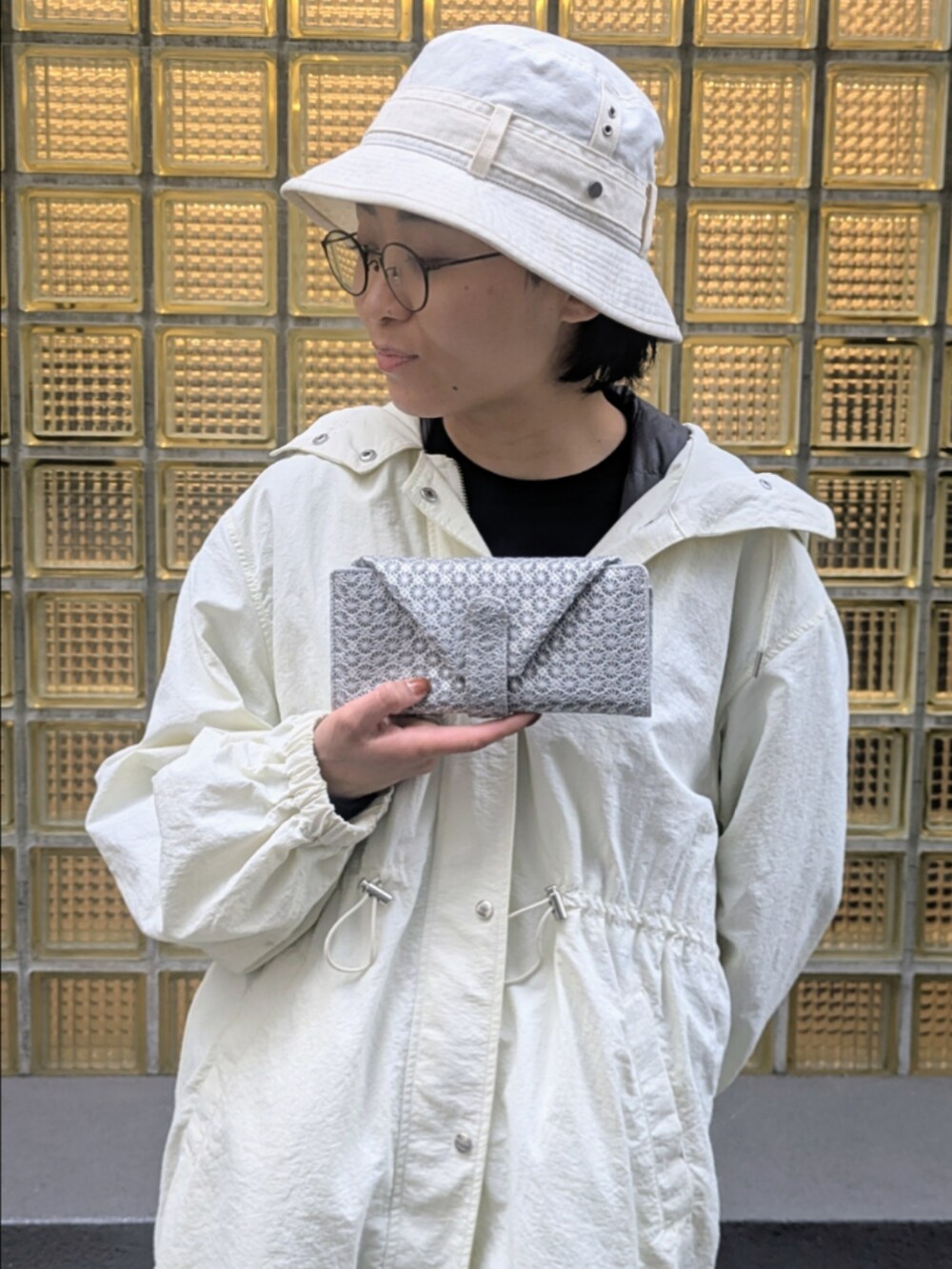 シルバー系の財布を着用したレディースの冬コーディネートの2枚目の写真